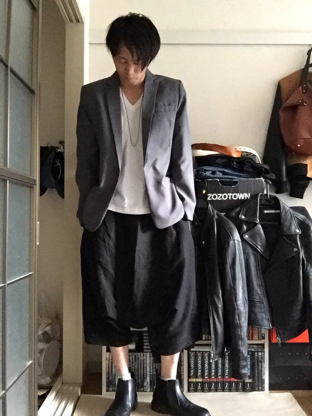 グレー系のテーラードジャケット、ホワイト系のTシャツ/カットソー、ブラック系のその他パンツを着用したメンズの夏コーディネートの1枚目の写真