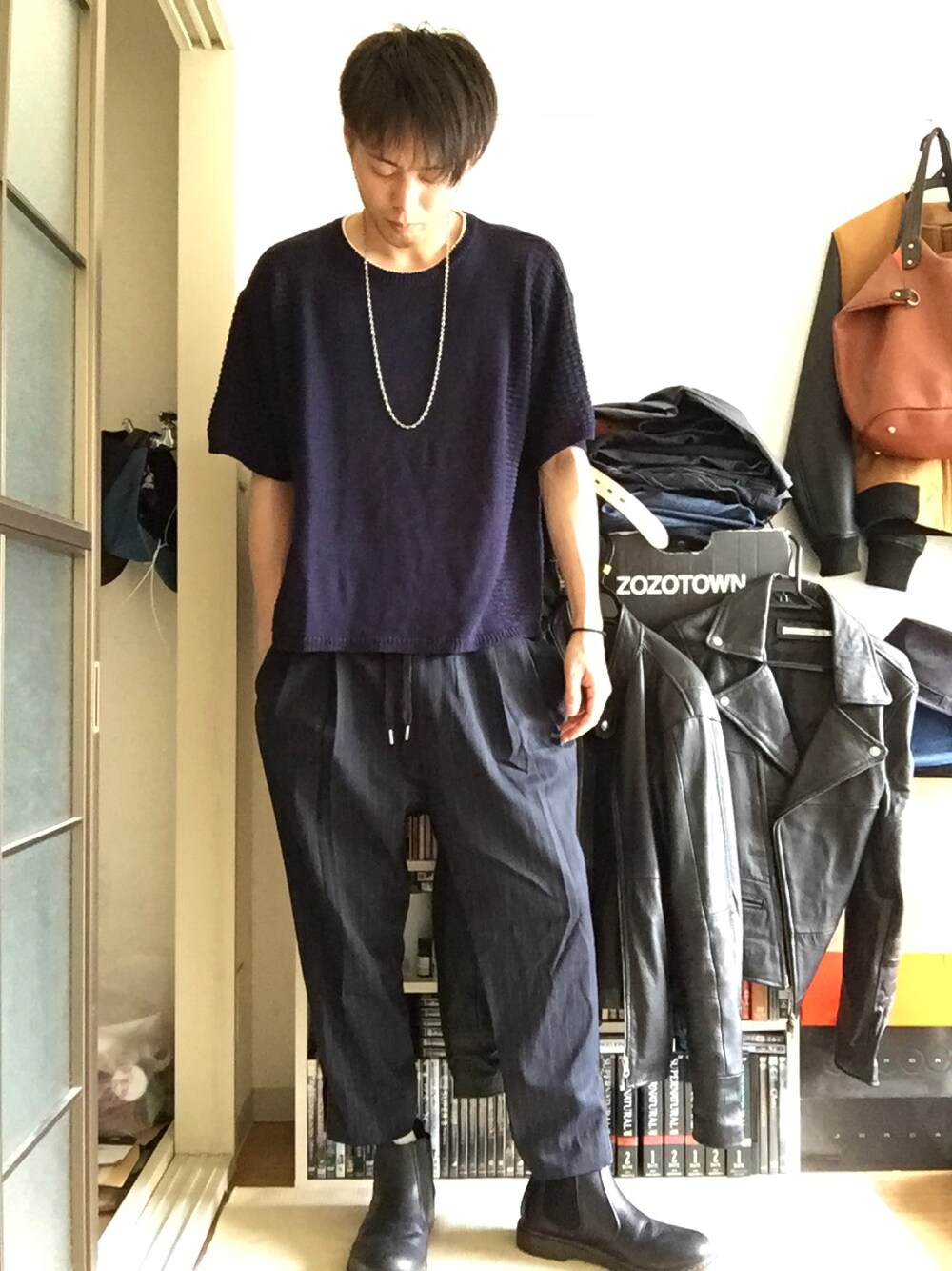 ブルー系のニット/セーター、ブルー系のその他パンツ、ブラック系のブーツを着用したメンズの夏コーディネートの1枚目の写真