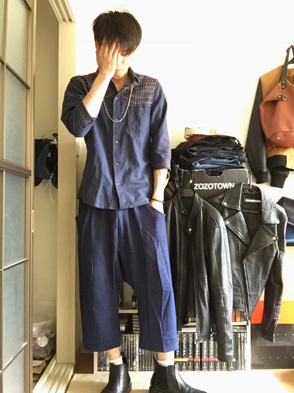 ブルー系のシャツ/ブラウス、ブルー系のその他パンツ、ブラック系のブーツを着用したメンズの夏コーディネートの1枚目の写真