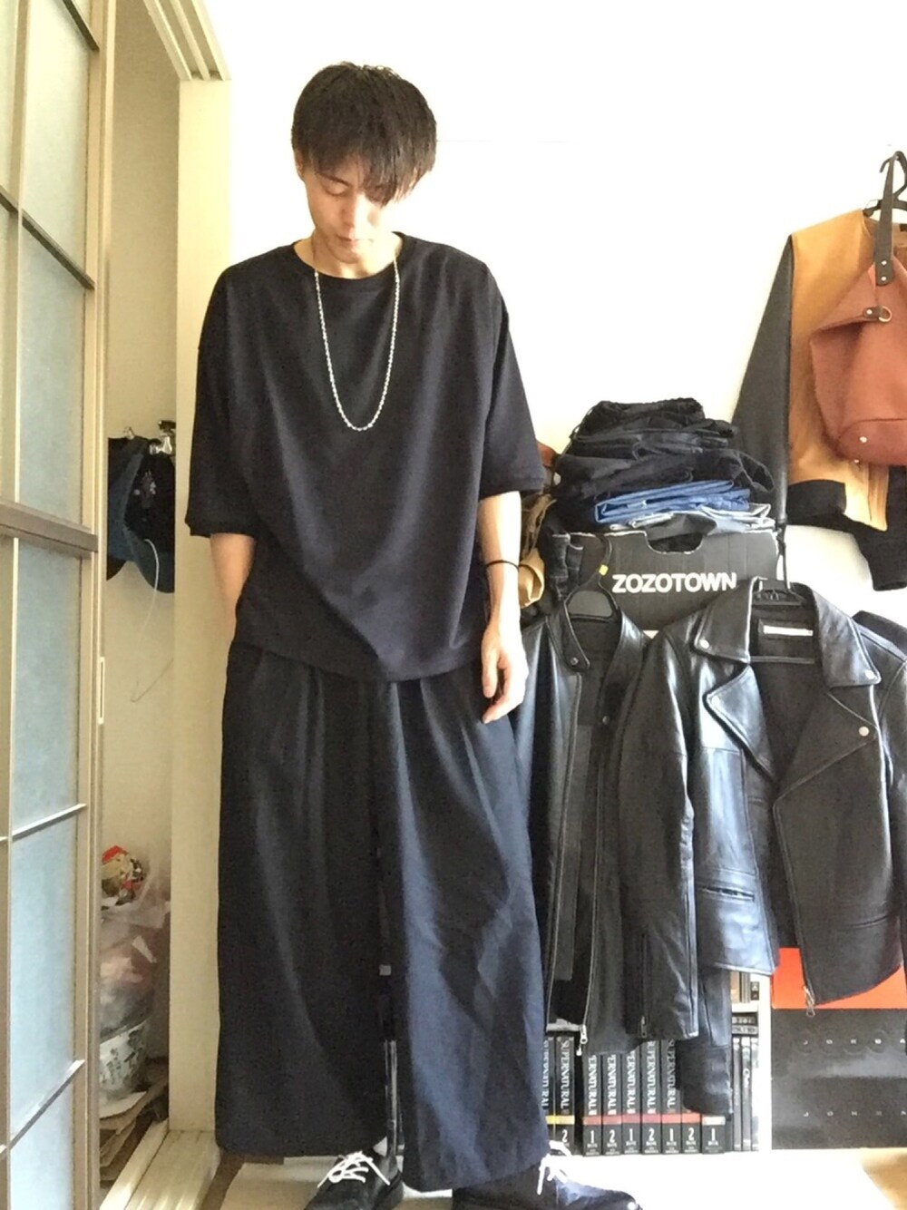 「黒Tシャツ、ワイドパンツ、オックスフォードシューズ、ワントーンコーデ、真っ黒コーデ、ヘアゴムをブレスレットに」｜「L.H.PのAZIONE/アジオネ/Pygment Dolman T-Shirts（Tシャツ/カットソー、ブラック系）」を使った、Y-sukeさん（メンズ・173cm）の夏コーディネートの1枚目の写真