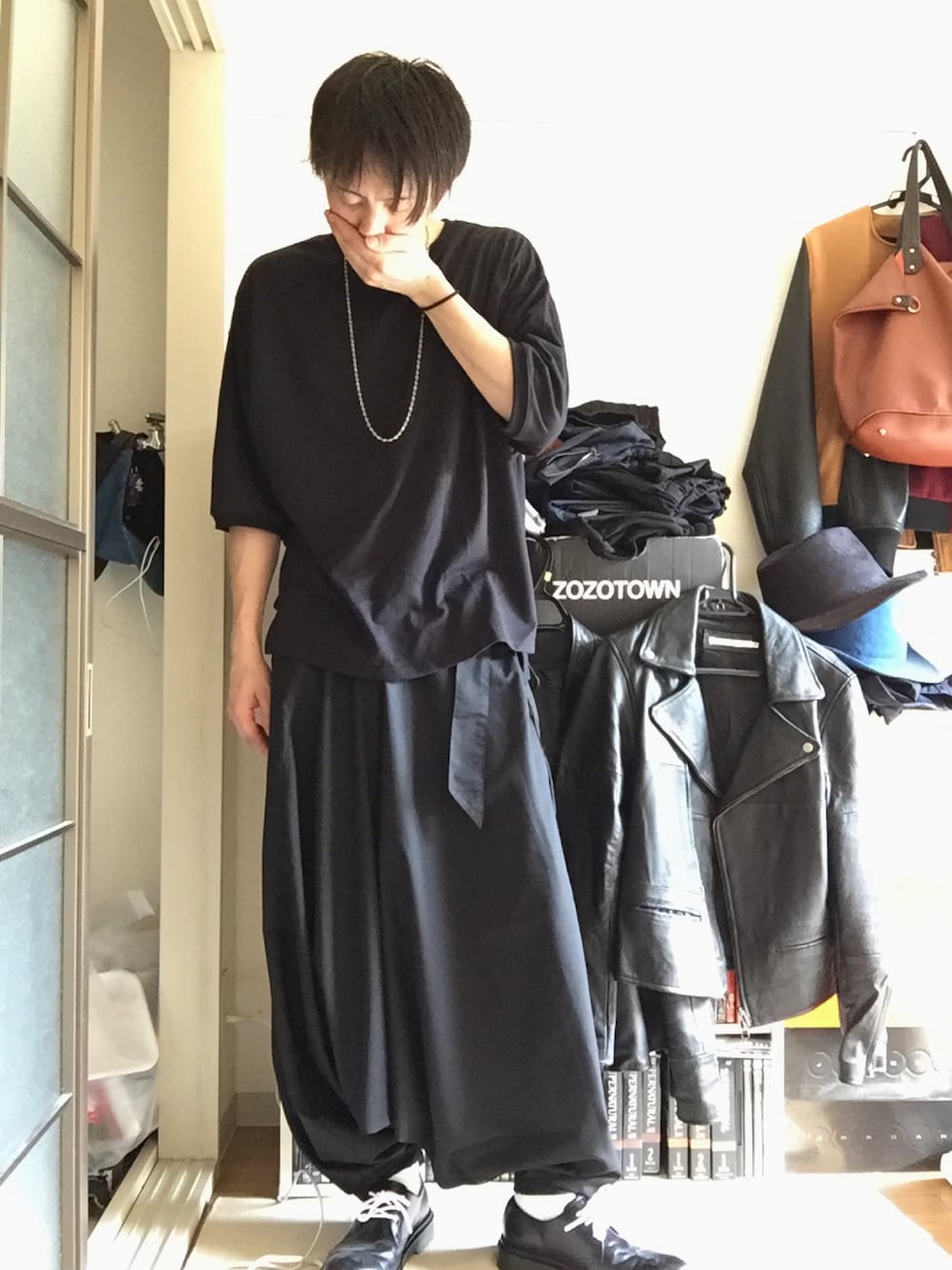 ブラック系のTシャツ/カットソー、ブラック系のその他パンツ、ブラック系のブーツを着用したメンズの夏コーディネートの1枚目の写真