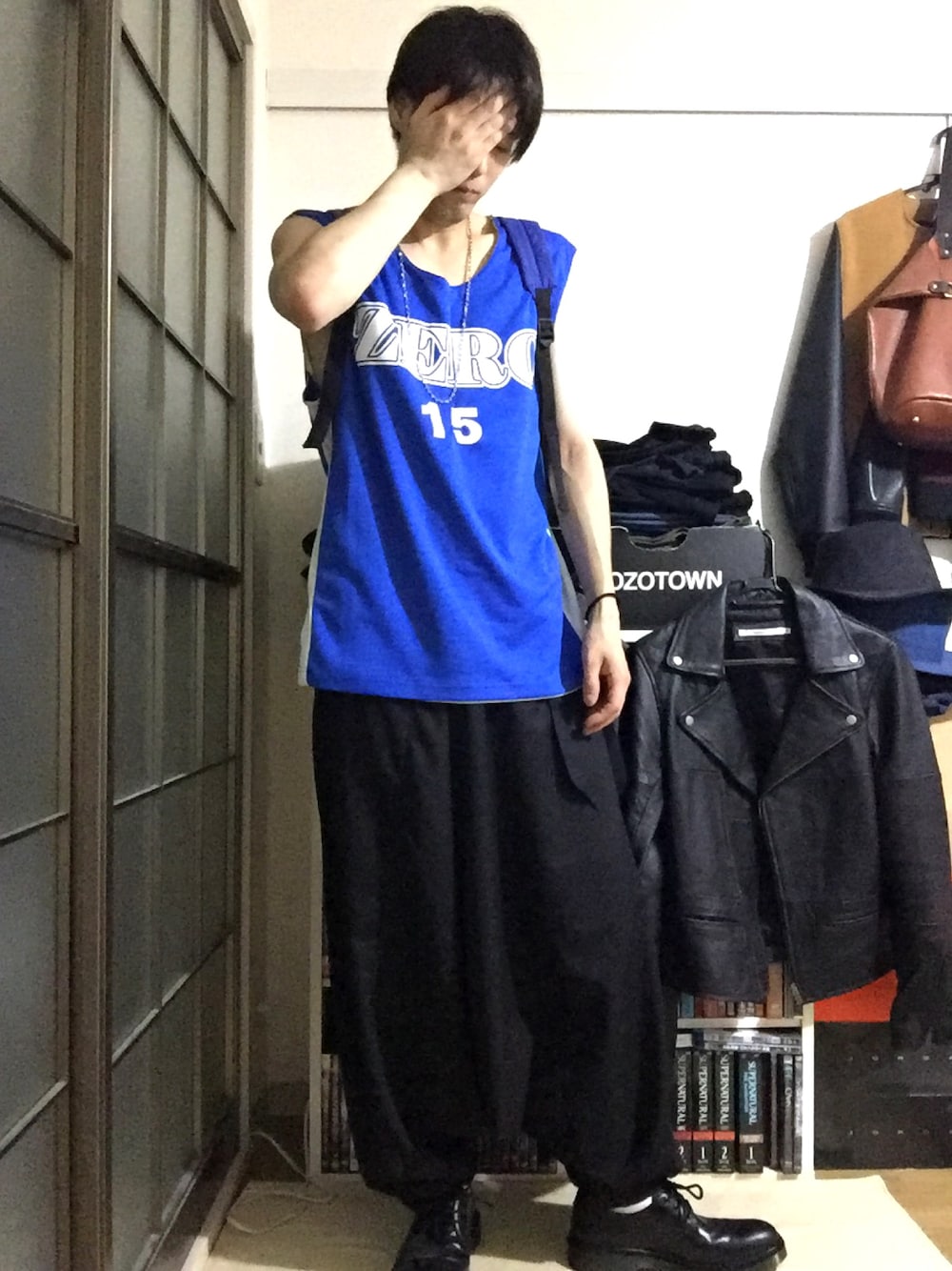 ブラック系のその他パンツ、ブラック系のブーツ、ブルー系のバックパック/リュックを着用したメンズの夏コーディネートの1枚目の写真
