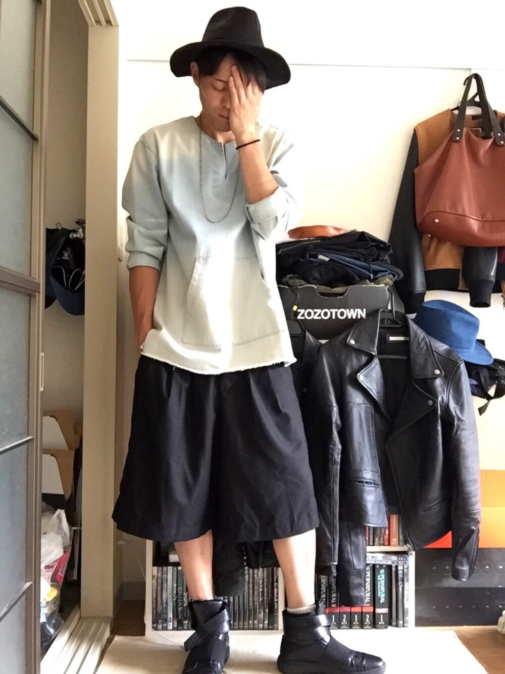 ブルー系のシャツ/ブラウス、ブラック系のスラックス、ブラック系のスニーカーを着用したメンズの夏コーディネートの1枚目の写真