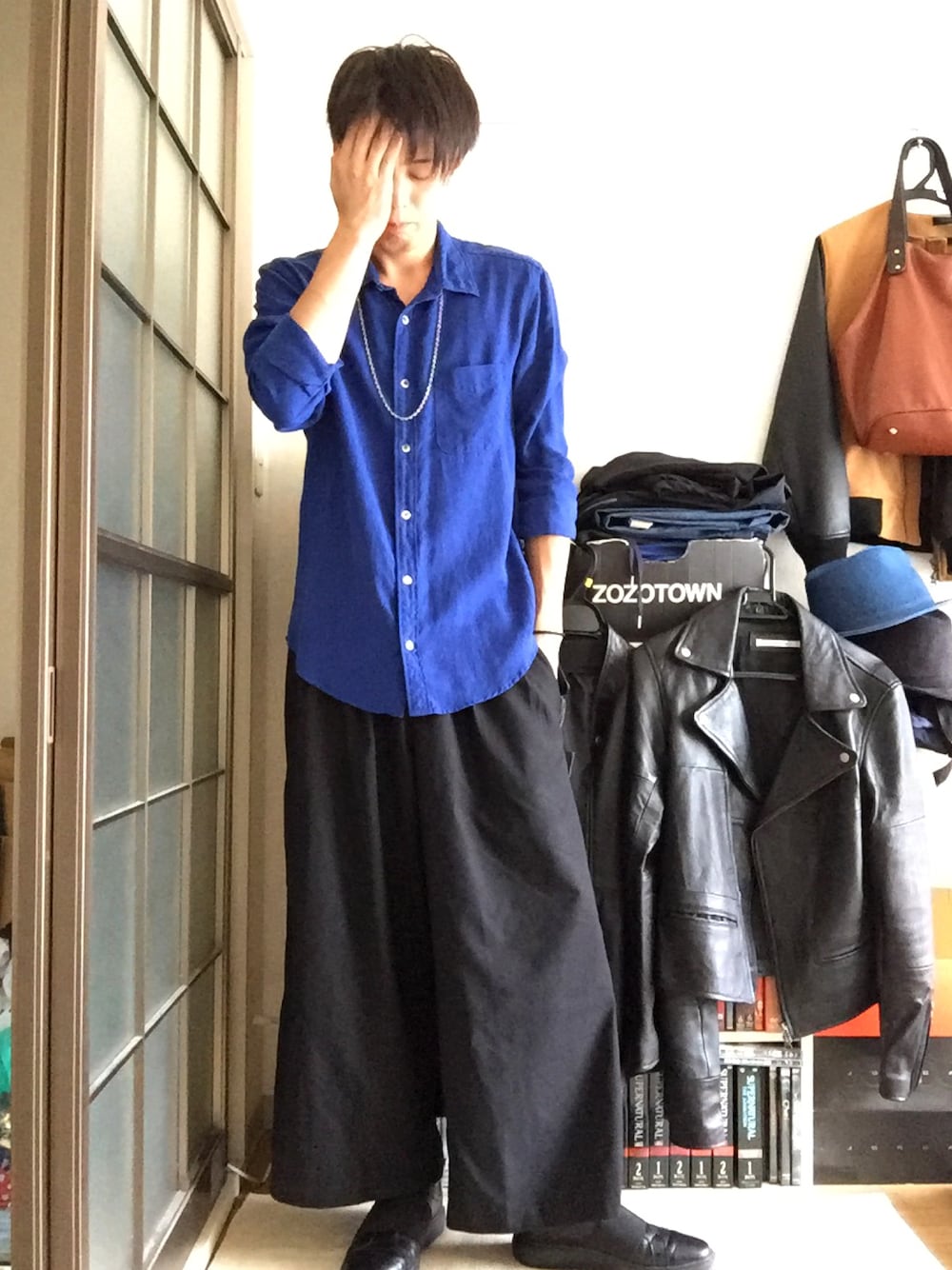 ブルー系のシャツ/ブラウス、ブラック系のその他パンツ、ブラック系のスニーカーを着用したメンズの夏コーディネートの1枚目の写真