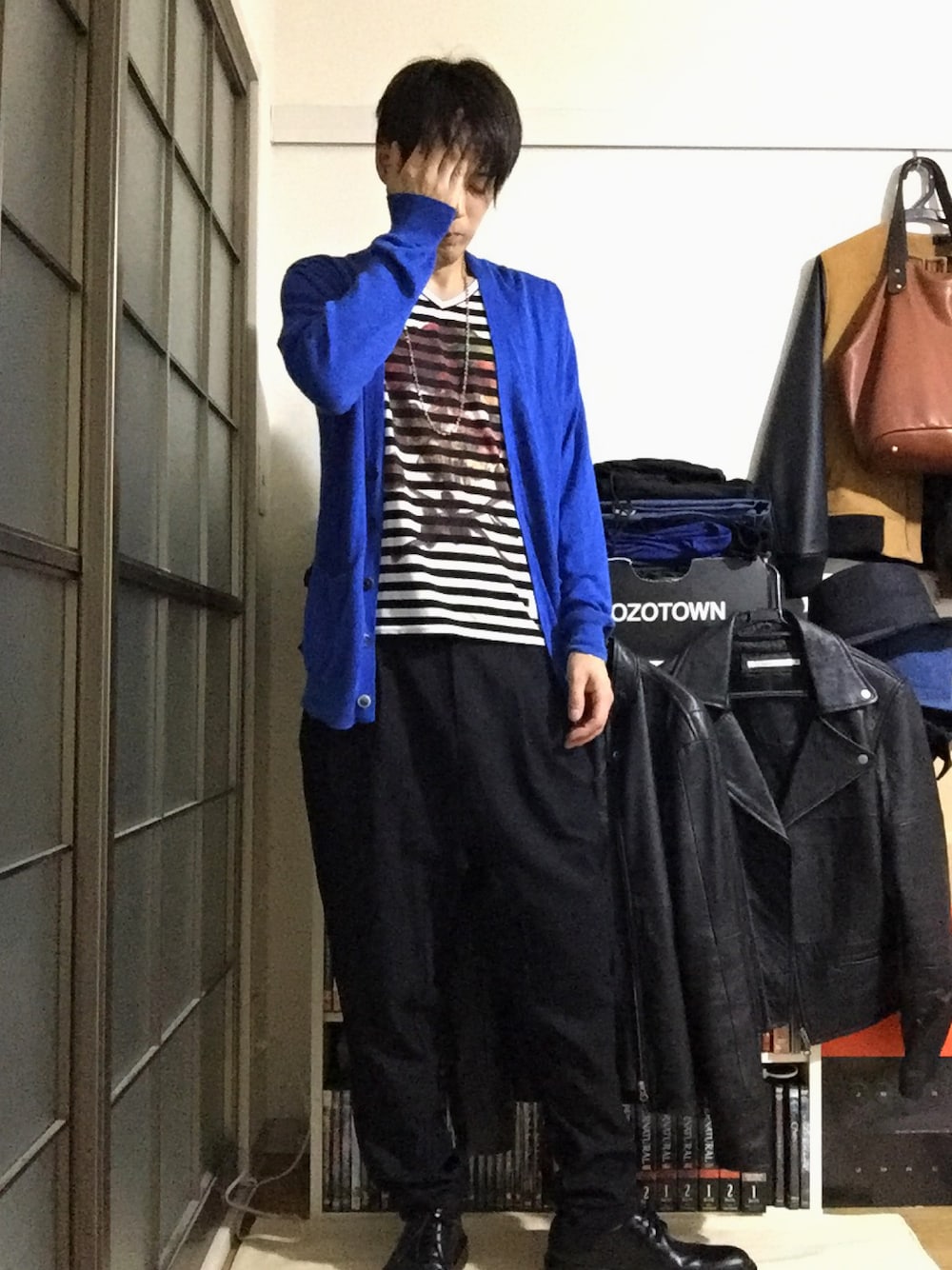 ブルー系のカーディガン/ボレロ、その他のTシャツ/カットソー、ブラック系のスラックスを着用したメンズの夏コーディネートの1枚目の写真