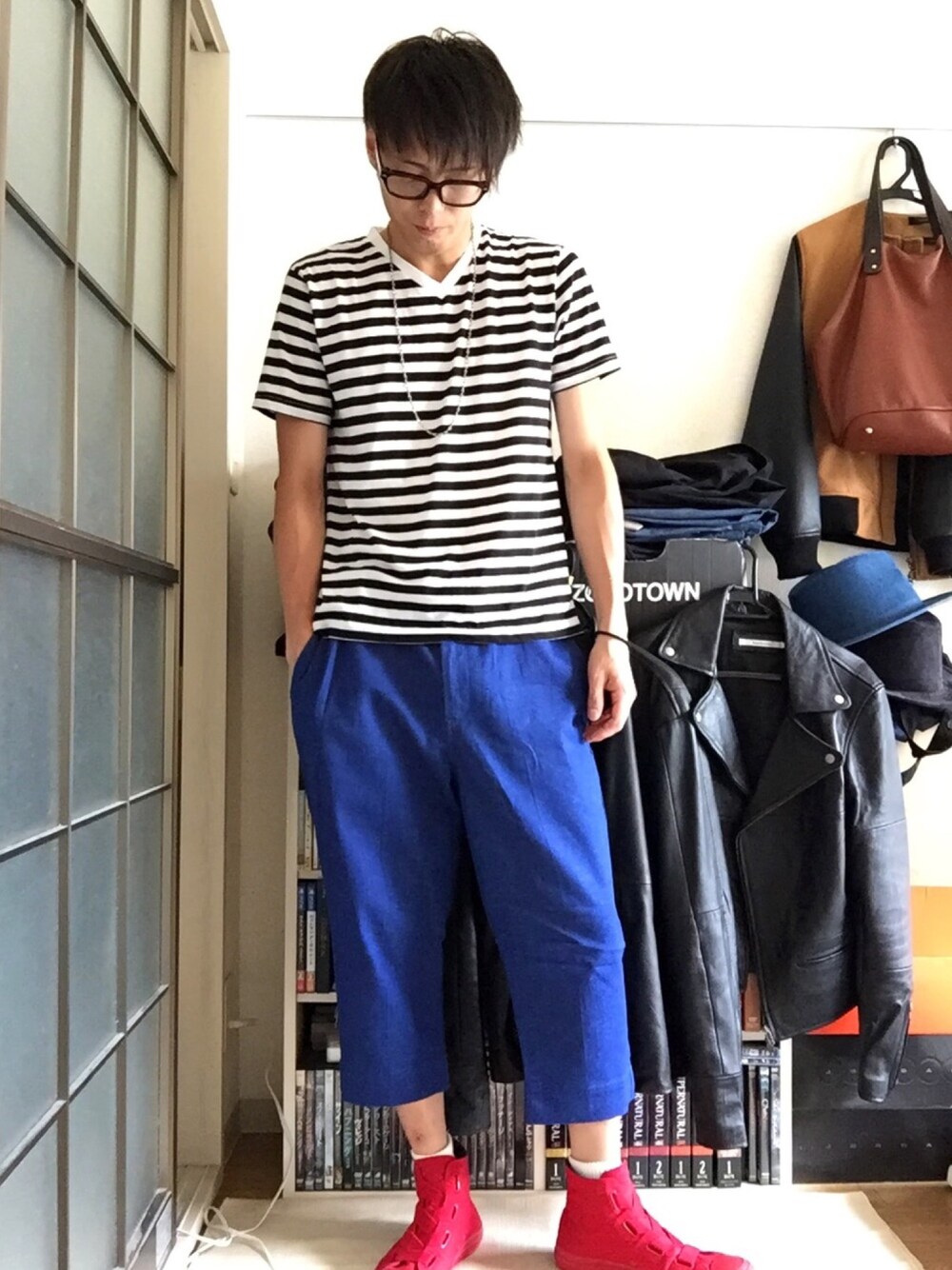 ホワイト系のTシャツ/カットソー、ブルー系のその他パンツ、レッド系のスニーカーを着用したメンズの夏コーディネートの1枚目の写真