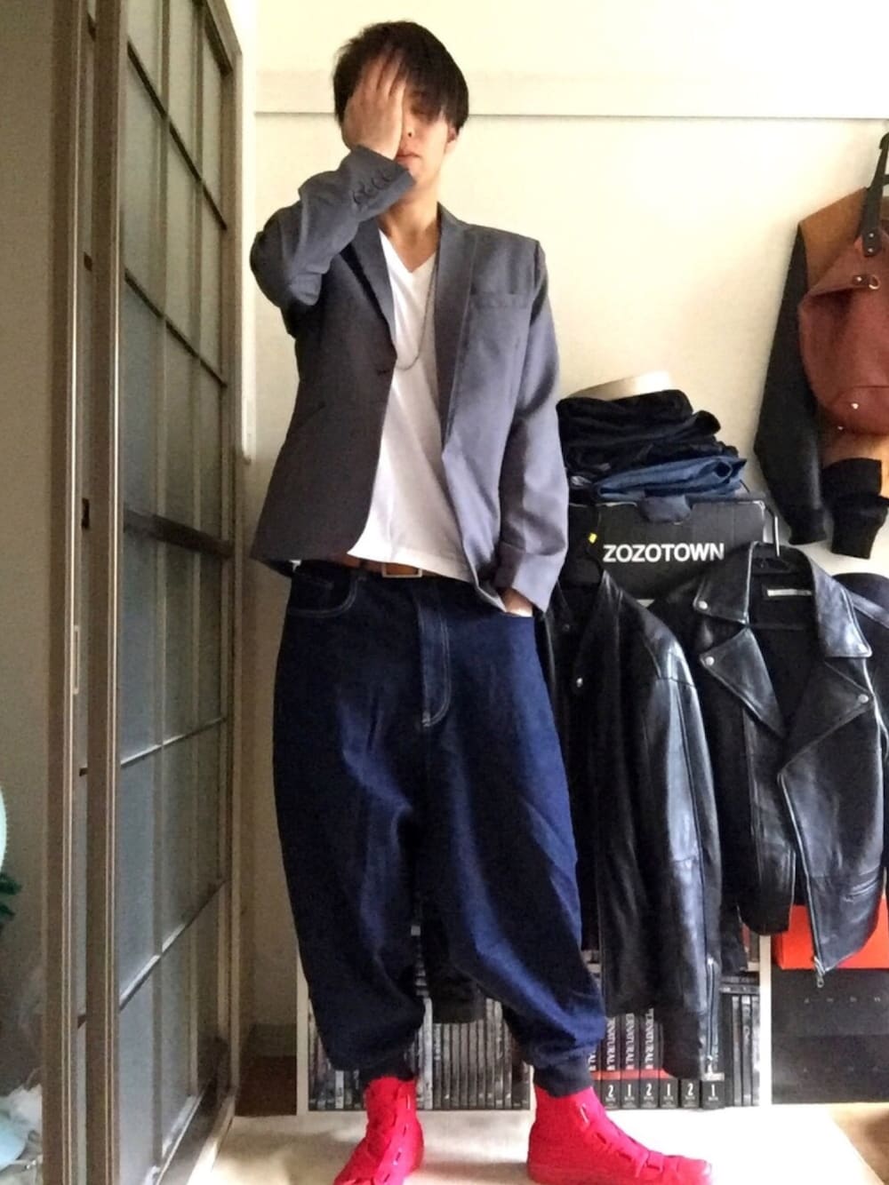 グレー系のテーラードジャケット、ホワイト系のTシャツ/カットソー、ブルー系のデニムパンツを着用したメンズの春コーディネートの1枚目の写真