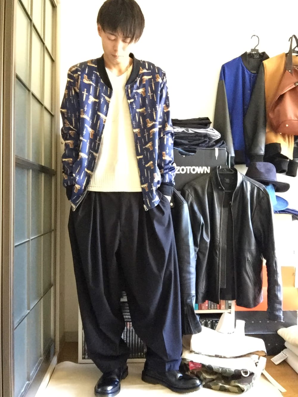 「リバーシブルブルゾン、グラフィック、柄ブルゾン、白ニット、プリーツスラックス、レザースリッポン」｜「PUBLIC EYESのLEJ-069 グラフィックプリント  リバーシブルブルゾン　PUBLIC EYES×LEGENDA（ブルゾン、ブルー系）」を使った、Y-sukeさん（メンズ・173cm）の秋コーディネートの1枚目の写真