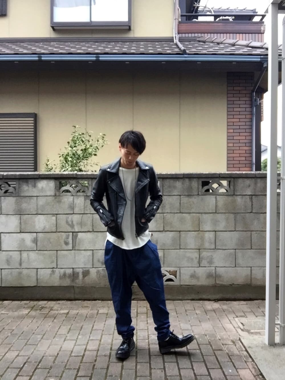 ブラック系のライダースジャケット、ホワイト系のニット/セーター、ブルー系のその他パンツを着用したメンズの冬コーディネートの1枚目の写真