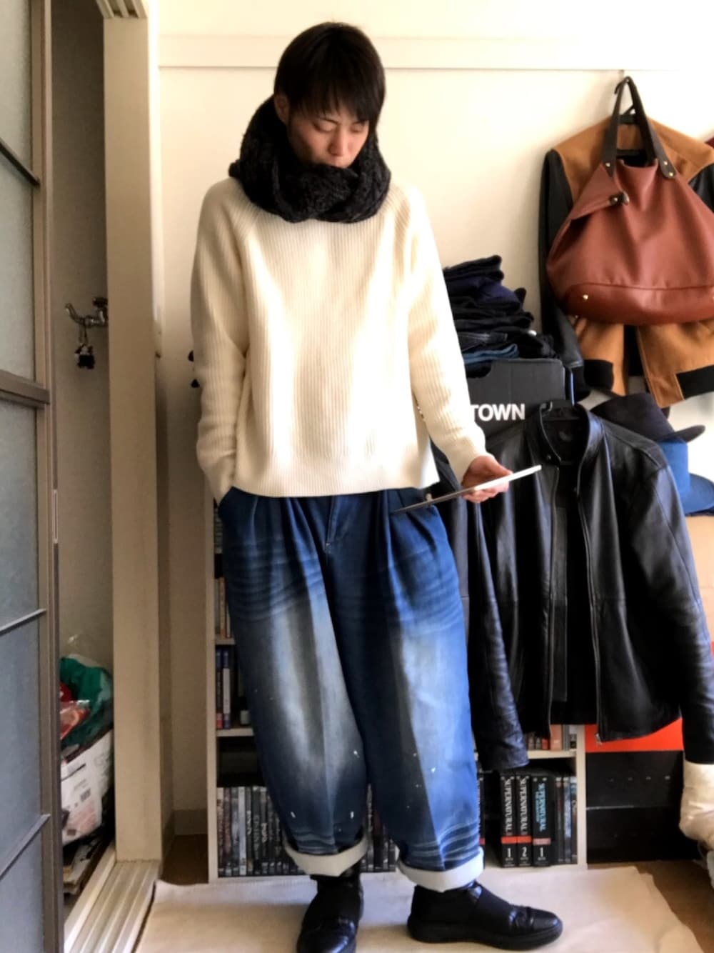 ホワイト系のニット/セーター、ブルー系のデニムパンツ、ブラック系のスニーカーを着用したメンズの冬コーディネートの1枚目の写真