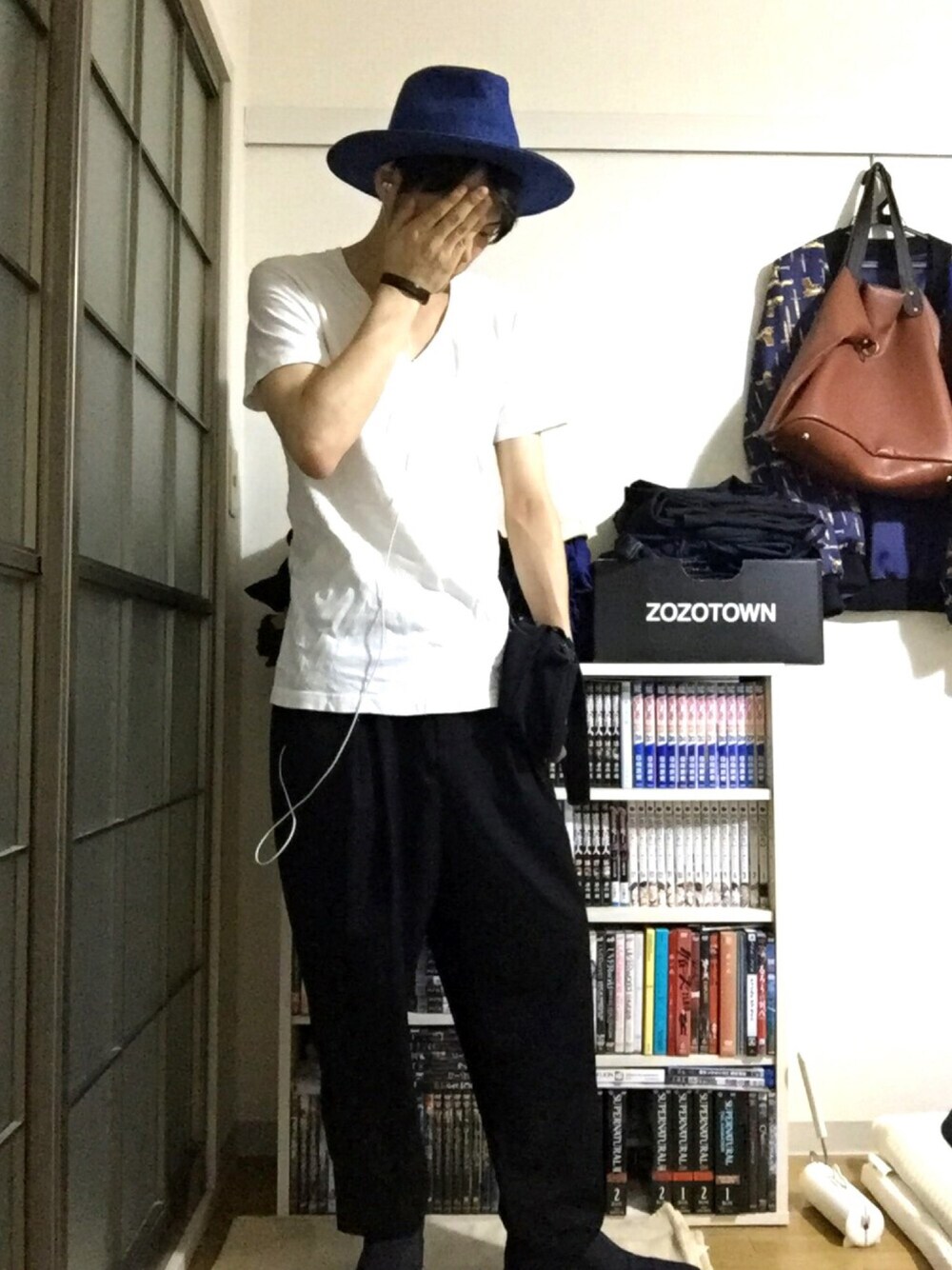 ホワイト系のTシャツ/カットソー、ブラック系のショルダーバッグ、ブラック系のその他パンツを着用したメンズの夏コーディネートの1枚目の写真