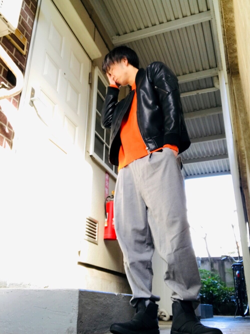 ブラック系のMA-1、グレー系のその他パンツ、ブラック系のスニーカーを着用したメンズの秋コーディネートの1枚目の写真