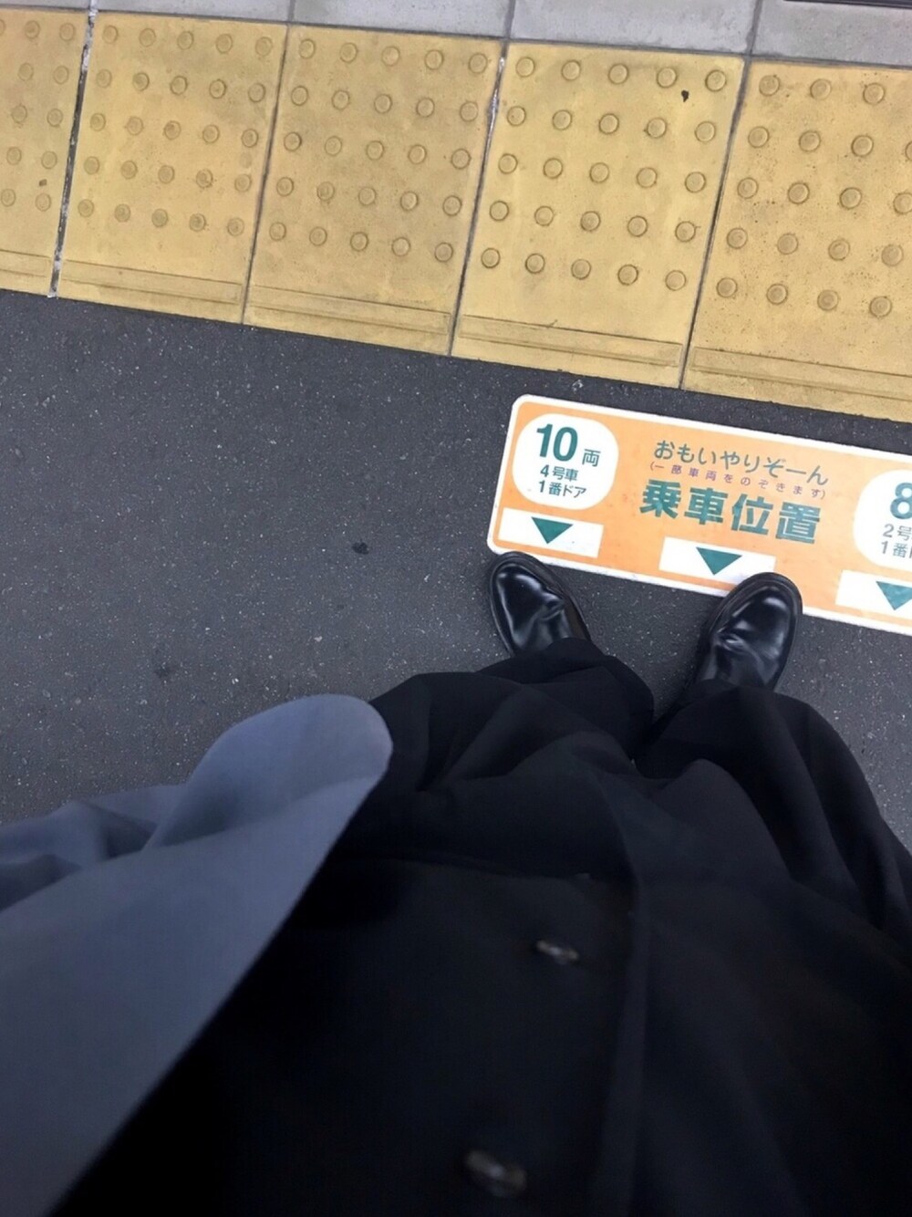 グレー系のテーラードジャケット、ブラック系のシャツ/ブラウス、ブラック系のスラックスを着用したメンズの冬コーディネートの1枚目の写真