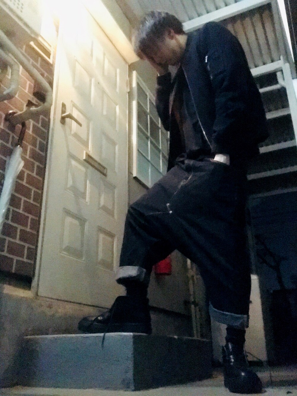 ブルー系のブルゾン、ブラック系のTシャツ/カットソー、ブラック系のデニムパンツを着用したメンズの春コーディネートの1枚目の写真