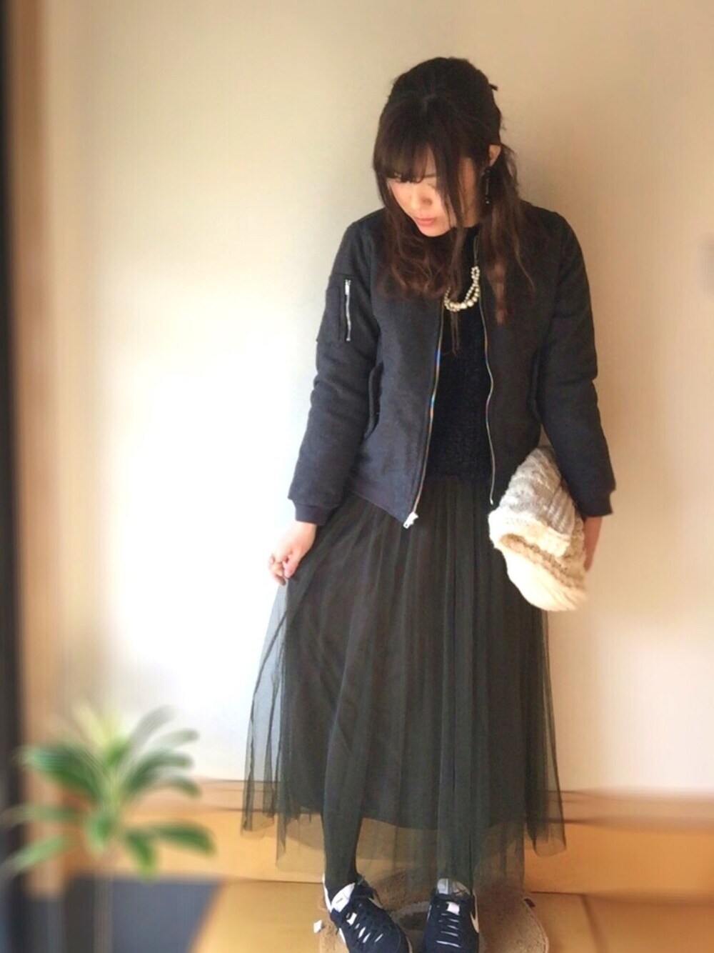 「大人カジュアル、冬、プチプラ、ニット、黒、甘辛mix、チュールスカート、ロングスカート、NIKE」｜「楽天のアイテム（スカート、グリーン系）」を使った、ゆかさん（レディース・164cm）の冬コーディネートの1枚目の写真