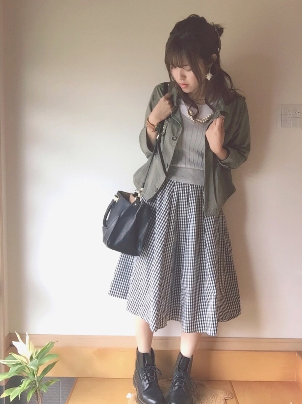 「プチプラコーデ、大人ガーリー、春夏コーデ、ギンガムチェック、甘辛mix、Dr.Martens」｜「Honeysのアイテム（スカート、ブラック系）」を使った、ゆかさん（レディース・164cm）の春コーディネートの1枚目の写真