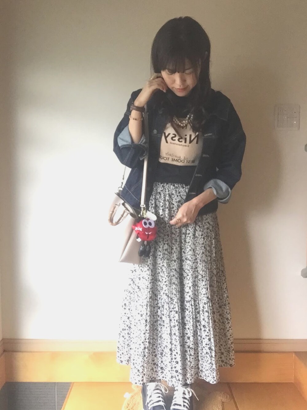 「春夏コーデ、おしゃれさんと繋がりたい、大人コーデ、平成最後のWEARISTAセンバツ、プチプラコーデ、はるコーデ、コンバース、outfit、ライブコーデ、nissy」｜「Honeysのガーリースタイルにも レースアップリボンディテールで女子っぽく レースアップＧジャン（デニムジャケット、ブルー系）」を使った、ゆかさん（レディース・164cm）の春コーディネートの1枚目の写真