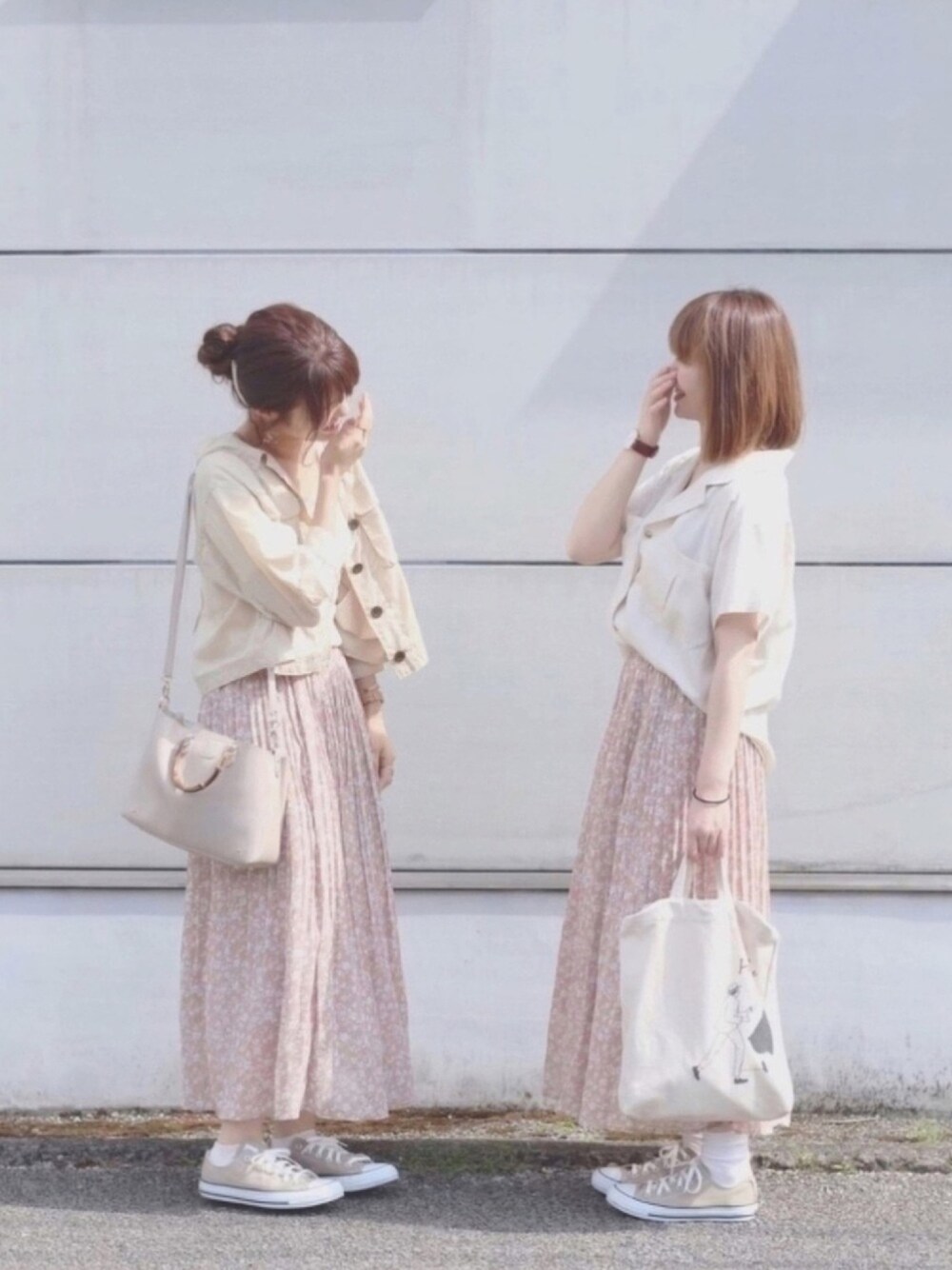 「休日スタイル、outfit、おでかけ、スカートスタイル、スニーカー、リンクコーデ、ガチ身内、都会女子と田舎女子、田舎者はあたし、スニーカーコーデ」｜「CONVERSEのCONVERSE ALL STAR COLORS OX (ﾍﾞｰｼﾞｭ)（スニーカー、ベージュ系）」を使った、ゆかさん（レディース・164cm）の夏コーディネートの1枚目の写真
