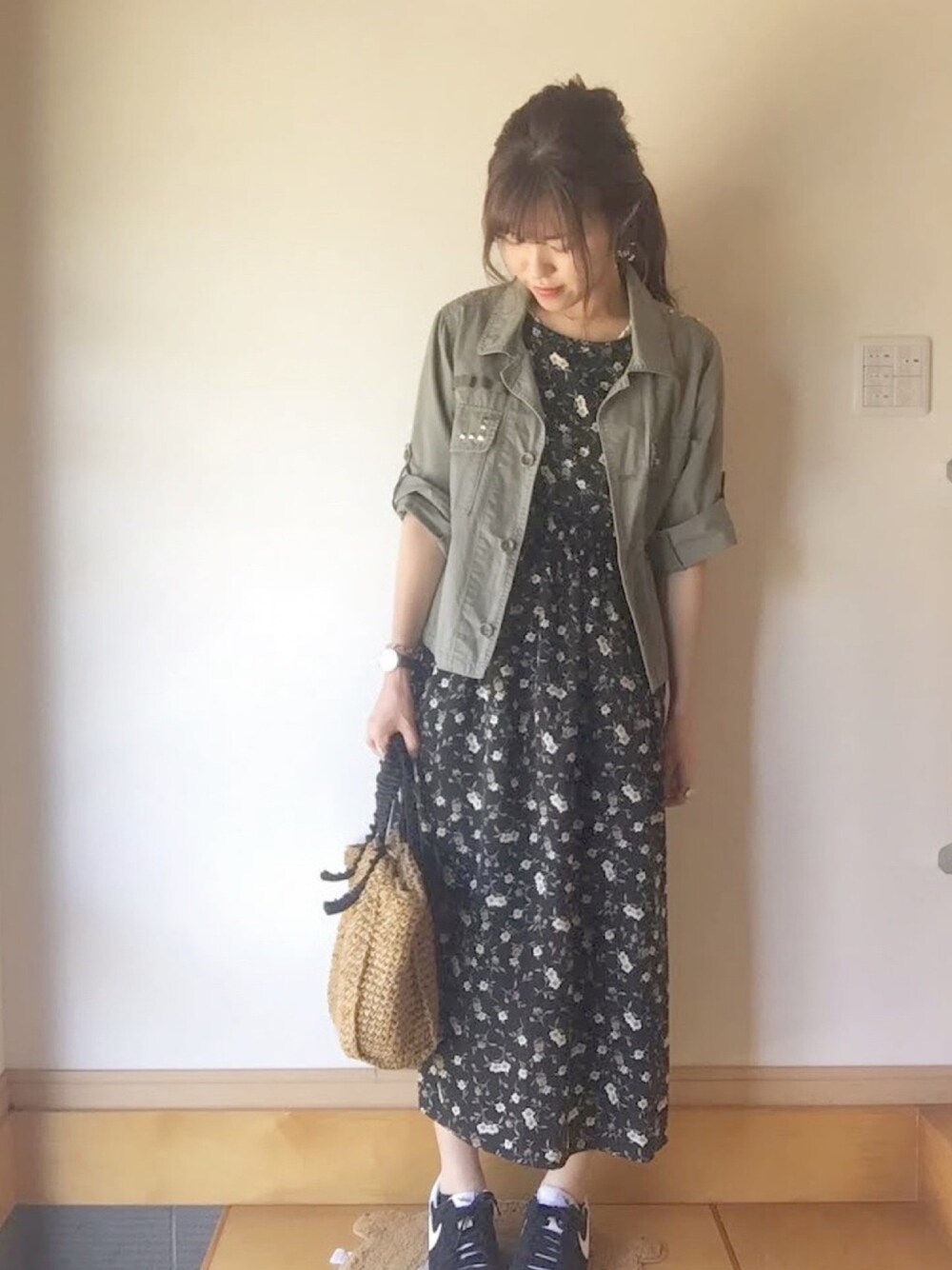 「夏、スニーカー、プチプラ、キレイめ、ワンピース、花柄、着回しコーデ」｜「studio CLIPのフリルハンドルトートバッグ（トートバッグ、ブラック系）」を使った、ゆかさん（レディース・165cm）の夏コーディネートの1枚目の写真