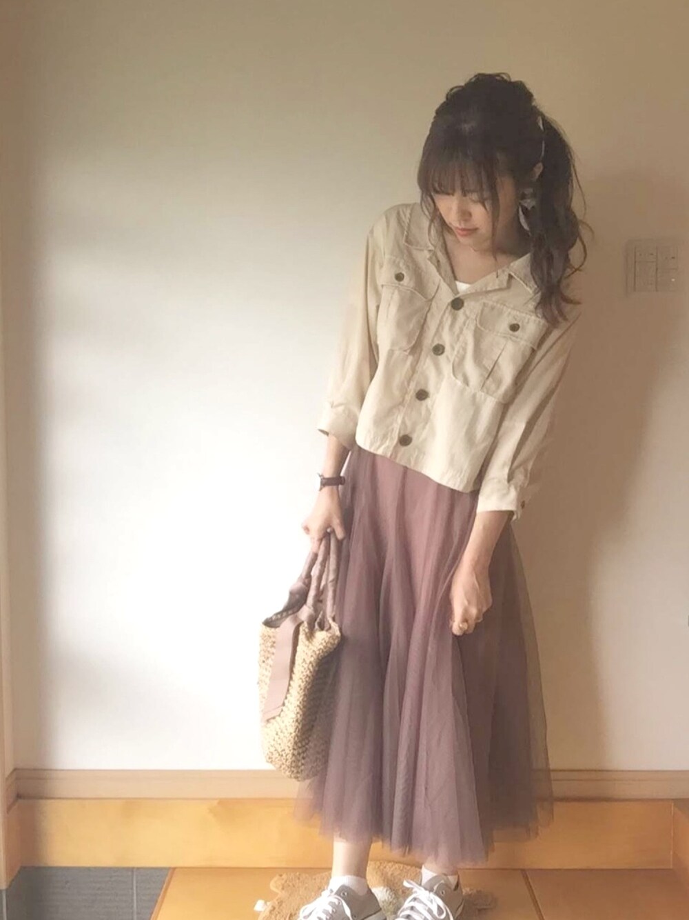 「休日コーデ、お洒落さんとつながりたい、プチプラ、今日のコーデ、ガーリー、チュールスカート、スニーカー、オトナガーリー」｜「natural coutureの後ろレースアップミリタリーシャツブルゾン（ブルゾン、ベージュ系）」を使った、ゆかさん（レディース・165cm）の夏コーディネートの1枚目の写真