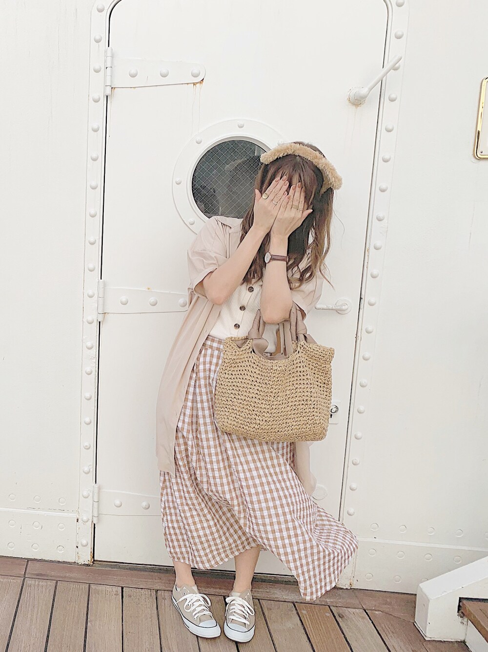 「夏コーデ、おしゃれさんと繋がりたい、disney、ダッフィー、オトナ女子、スカート、かごバッグ、outfit、休日スタイル」｜「ROPE' PICNICのバックタックロングシャツ（シャツ/ブラウス、ベージュ系）」を使った、ゆかさん（レディース・165cm）の夏コーディネートの1枚目の写真