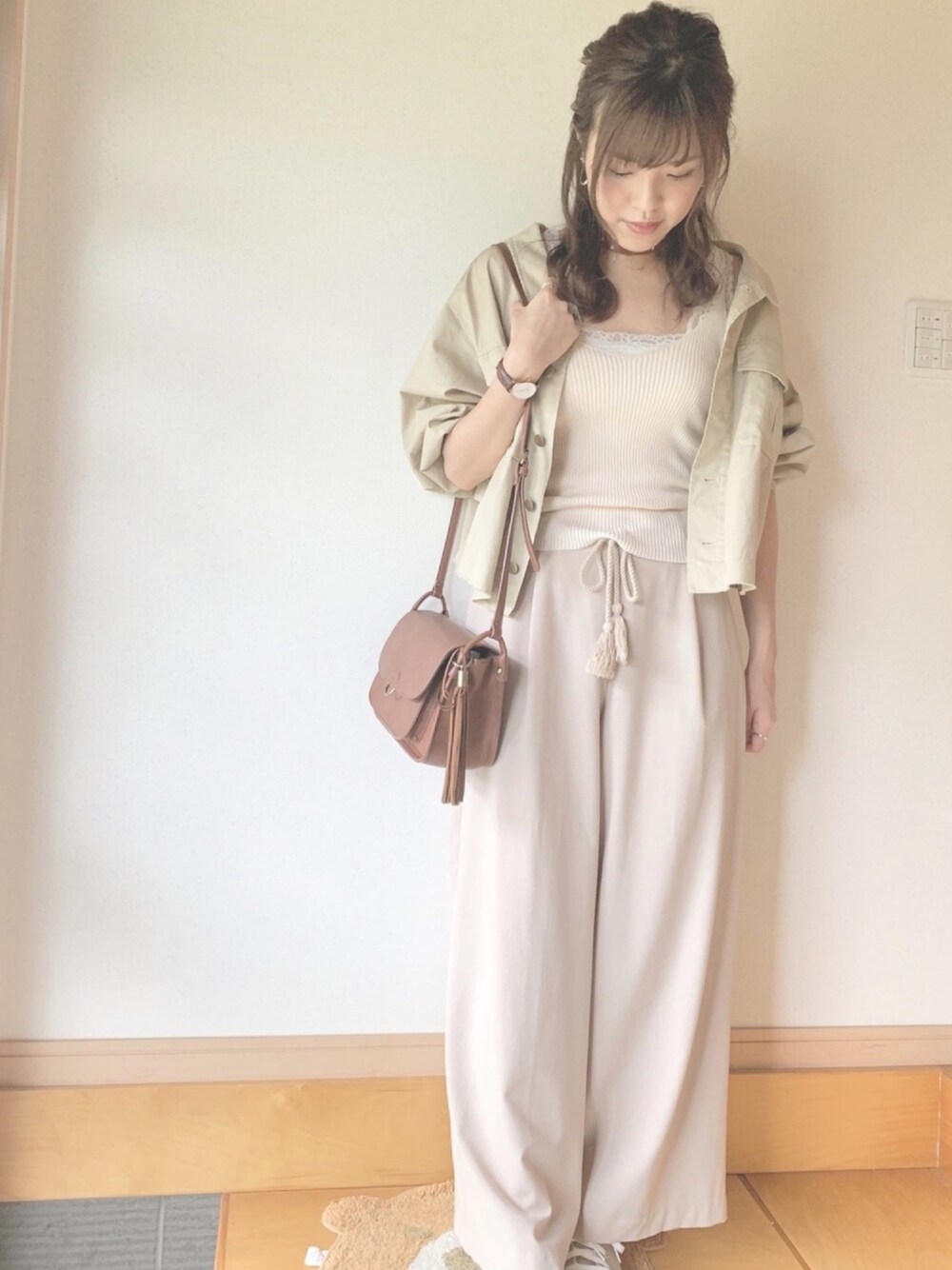 「大人トレンドカジュアル、秋のカフェオレコーデ、休日スタイル、秋コーデ、おしゃれさんと繋がりたい、スニーカーコーデ、ゆるコーデ、秋、ミルク多めカフェオレコーデ、消えそうな色コーデ」｜「niko and...のオリジナルリング被せショルダーバッグ【niko and ...】（ショルダーバッグ、ブラウン系）」を使った、ゆかさん（レディース・164cm）の秋コーディネートの1枚目の写真