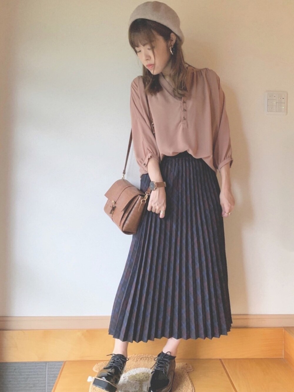 「チェック柄に恋してる、秋のコーデ、おしゃれさんと繋がりたい、プチプラ、outfit、ベレー帽、秋、ootd、チェックスカート、パンツスタイル」｜「しまむらのアイテム（ショルダーバッグ、ブラウン系）」を使った、ゆかさん（レディース・164cm）の秋コーディネートの1枚目の写真
