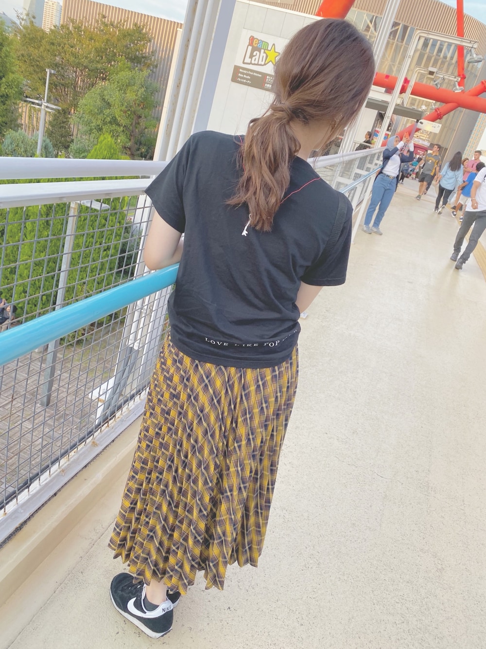 「チェック柄に恋してる、秋、秋のコーデ、カジュアルコーデ、おしゃれさんと繋がりたい、ootd、高身長女子、aikoジャンキー、休日スタイル、ライブ」｜「aikoツアーTのアイテム（Tシャツ/カットソー、ブラック系）」を使った、ゆかさん（レディース・164cm）の秋コーディネートの1枚目の写真