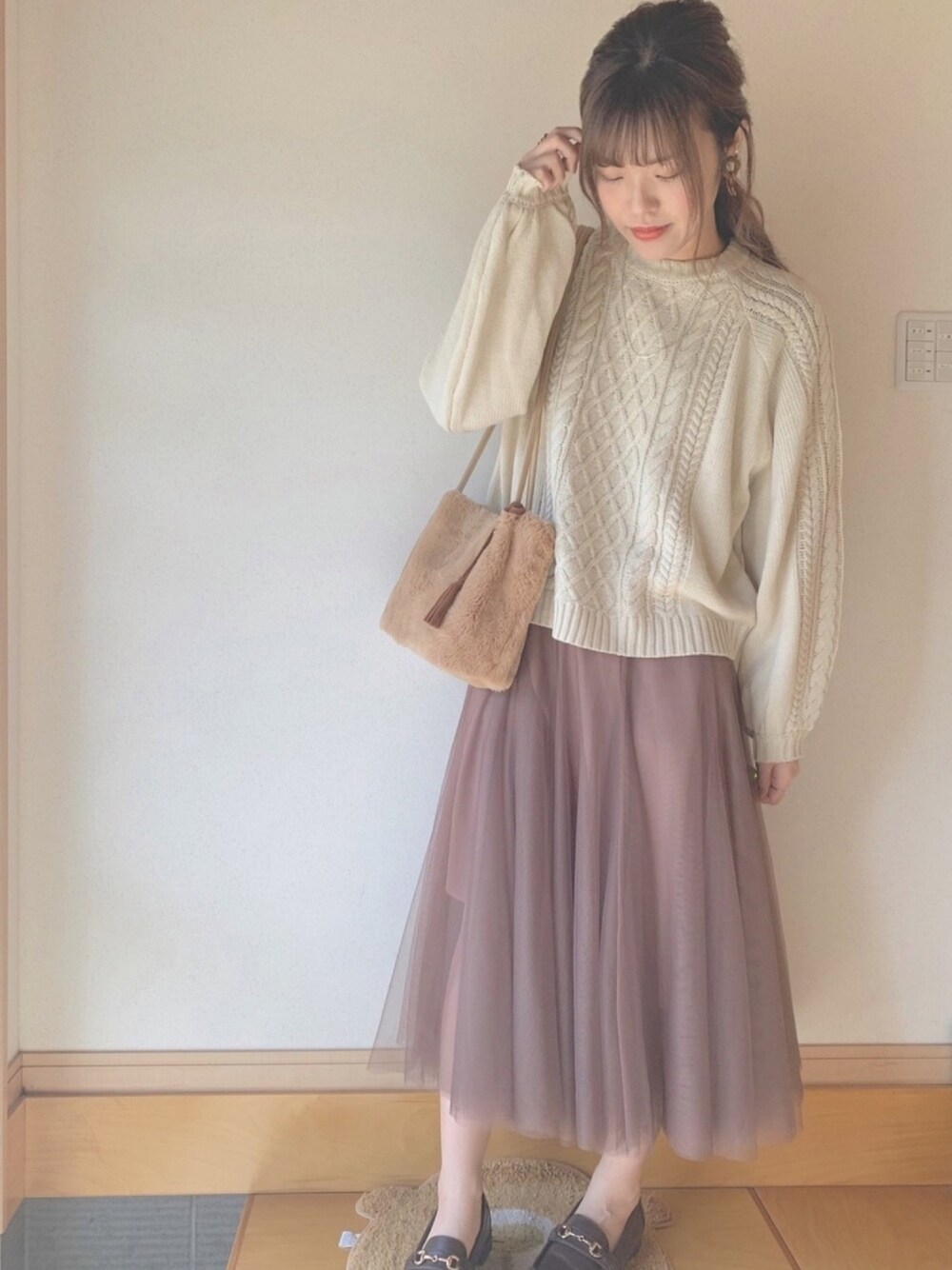 「シンプルコーデ、秋冬コーデ、秋のコーデ、大人女子、プチプラ、大人カジュアル、おしゃれさんと繋がりたい、しまむら、プチプラのあや×しまむら、チュールスカート」｜「Cutie Blondeのスリムハンドルフェイクファーショルダー（トートバッグ、ベージュ系）」を使った、ゆかさん（レディース・164cm）の秋コーディネートの1枚目の写真