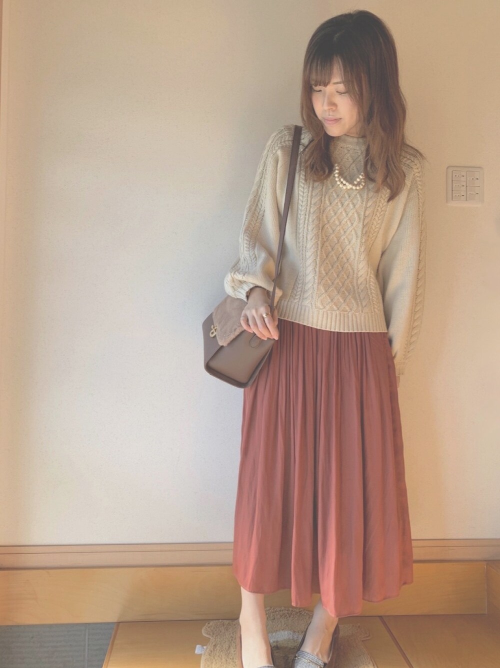 「冬のコーデ、キレイめ、ニット、着回しコーデ、おしゃれさんと繋がりたい、ガーリー、ユニクロ」｜「UNIQLOのギャザーロングスカート（スカート、ブラウン系）」を使った、ゆかさん（レディース・164cm）の冬コーディネートの1枚目の写真