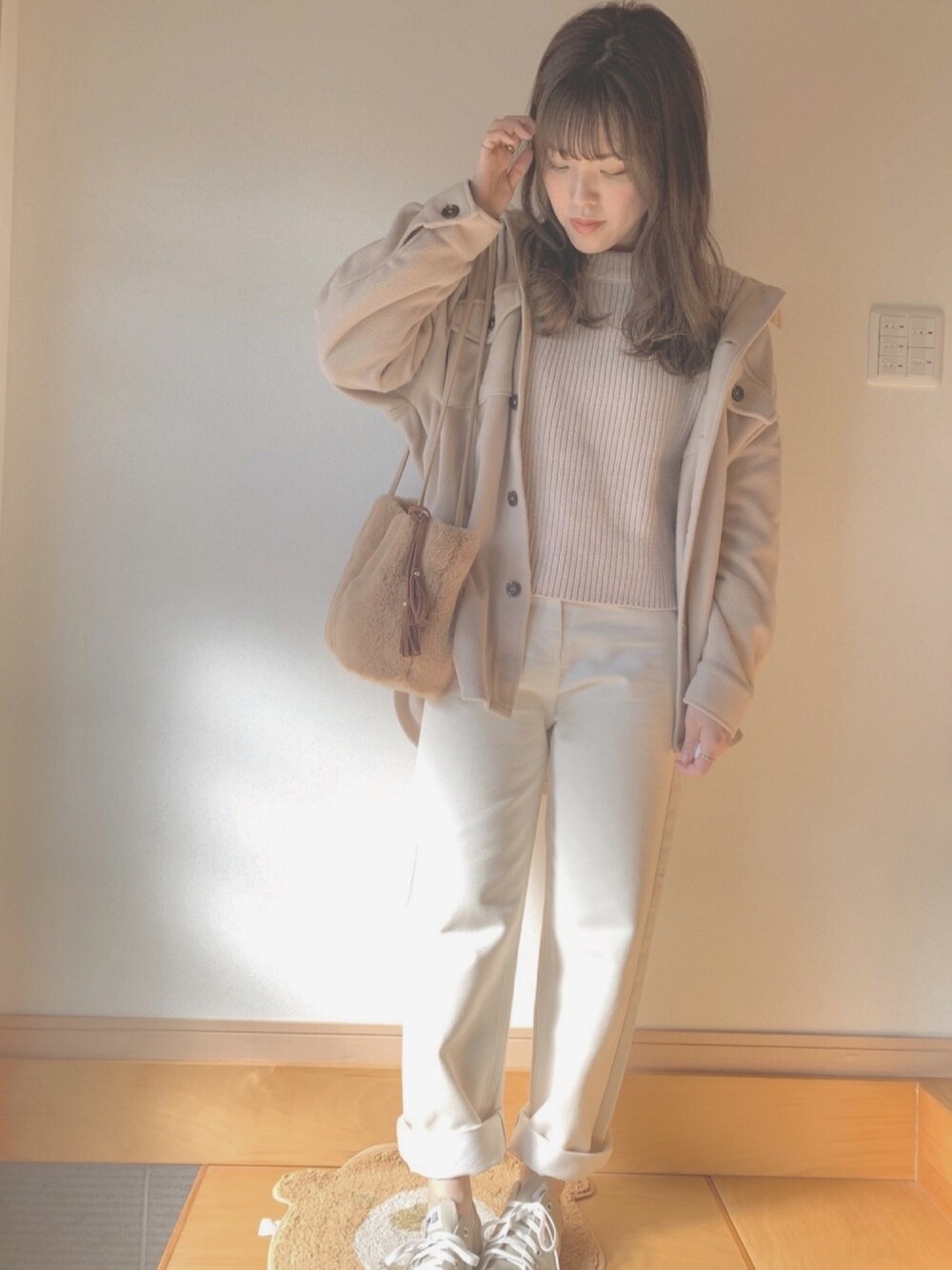「大人カジュアル、冬コーデ、オトナ女子、ホワイトパンツ、消えそうな色コーデ、ホワイトコーデ、しまむら、プチプラ、プチプラコーデ」｜「Cutie Blondeのスリムハンドルフェイクファーショルダー（トートバッグ、ベージュ系）」を使った、ゆかさん（レディース・164cm）の冬コーディネートの1枚目の写真