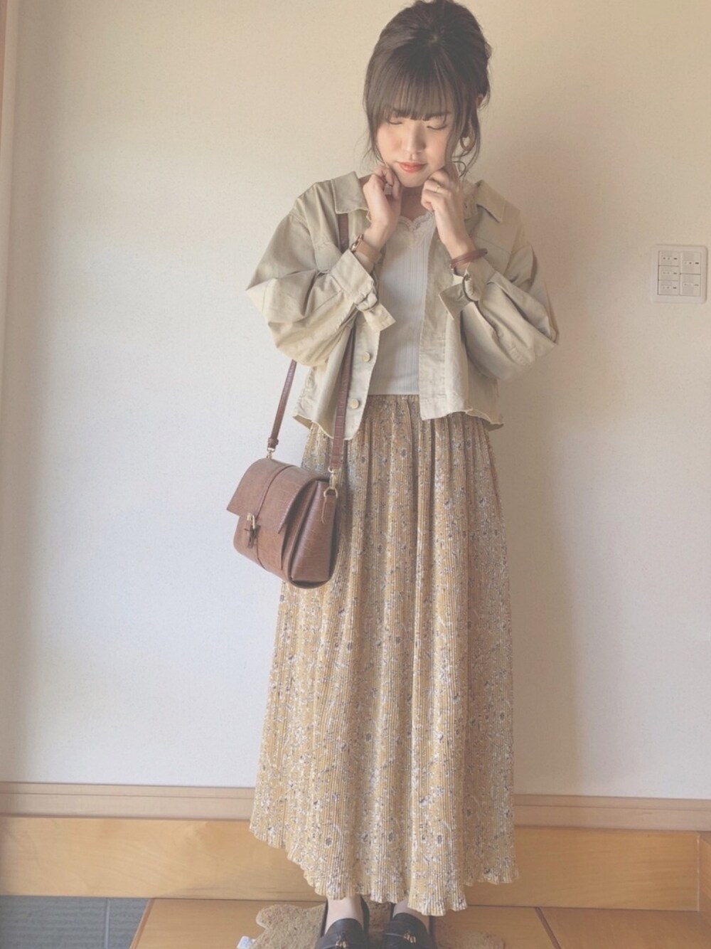 「春、シンプルコーデ、休日スタイル、プチプラ、高身長女子、ショルダーバッグ、花柄、春コーデ、カジュアル、オトナガーリー」｜「RETRO GIRLの柄プリーツスカート（スカート、イエロー系）」を使った、ゆかさん（レディース・164cm）の春コーディネートの1枚目の写真