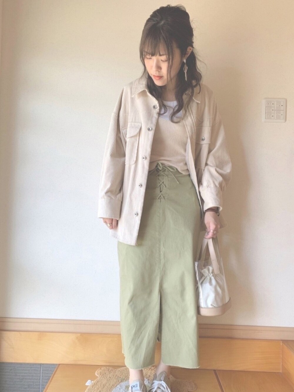 「今日のコーデ、春、カジュアル、きれいめカジュアル、おしゃれさんと繋がりたい、プチプラ、大人ガーリー、コンバース、GU、高身長女子」｜「CONVERSEのCONVERSE ALL STAR COLORS OX (ﾍﾞｰｼﾞｭ)（スニーカー、ベージュ系）」を使った、ゆかさん（レディース・164cm）の春コーディネートの1枚目の写真