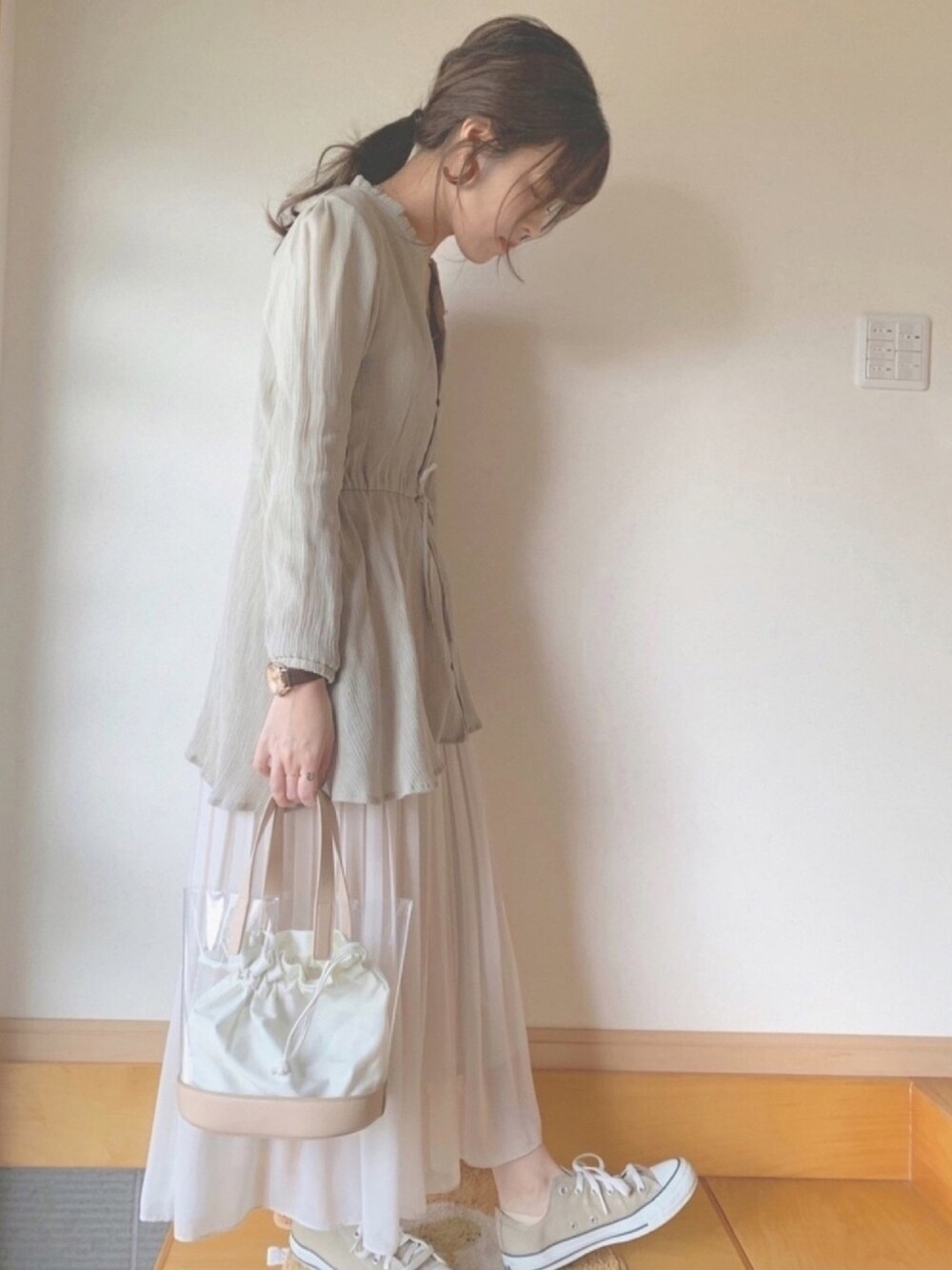 「おうちファッション、シンプルコーデ、大人コーデ、おしゃれさんと繋がりたい、春色、今日のコーデ、ブラウス、くすみカラー、ピスタチオ、プリーツスカート」｜「しまむら×プチプラのあやのアイテム（シャツ/ブラウス、グリーン系）」を使った、ゆかさん（レディース・164cm）の春コーディネートの1枚目の写真