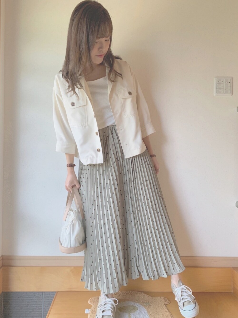 「おしゃれさんと繋がりたい、休日スタイル、キレイめ、プチプラ、白Tシャツ、高身長女子、はるコーデ、ロングスカート、ootd、コンバース」｜「Honeysのミリタリージャケット（ミリタリージャケット、ホワイト系）」を使った、ゆかさん（レディース・164cm）の春コーディネートの1枚目の写真