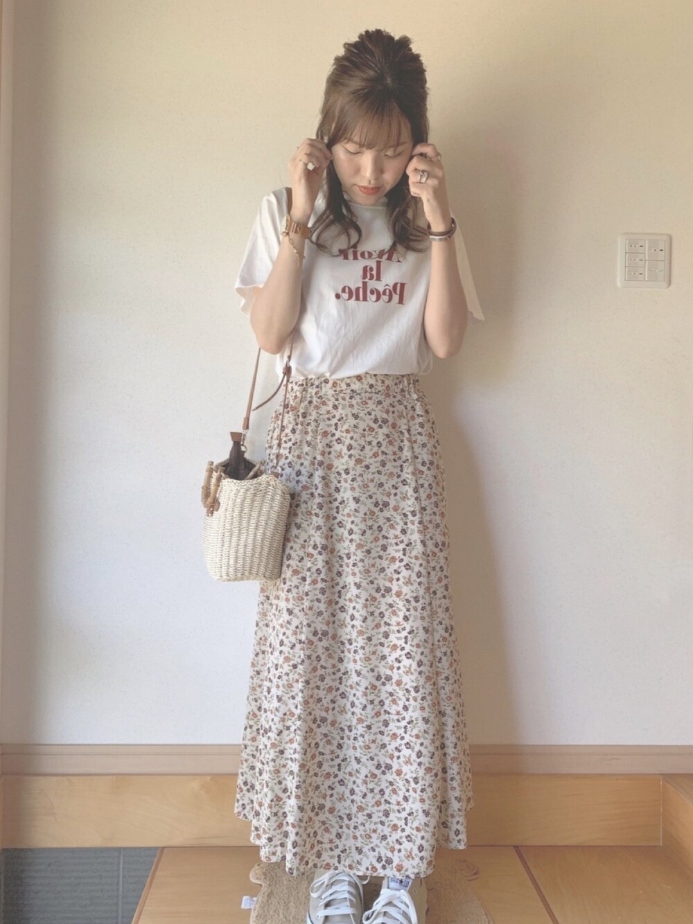 「オールマイt、しまむら、プチプラのあや、ロゴT、赤ロゴ、Tシャツコーデ、夏、大人カジュアル、プチプラコーデ、高身長女子」｜「indexの◆バンブータッセルカゴショルダーバッグ（ショルダーバッグ、ブラウン系）」を使った、ゆかさん（レディース・164cm）の夏コーディネートの1枚目の写真