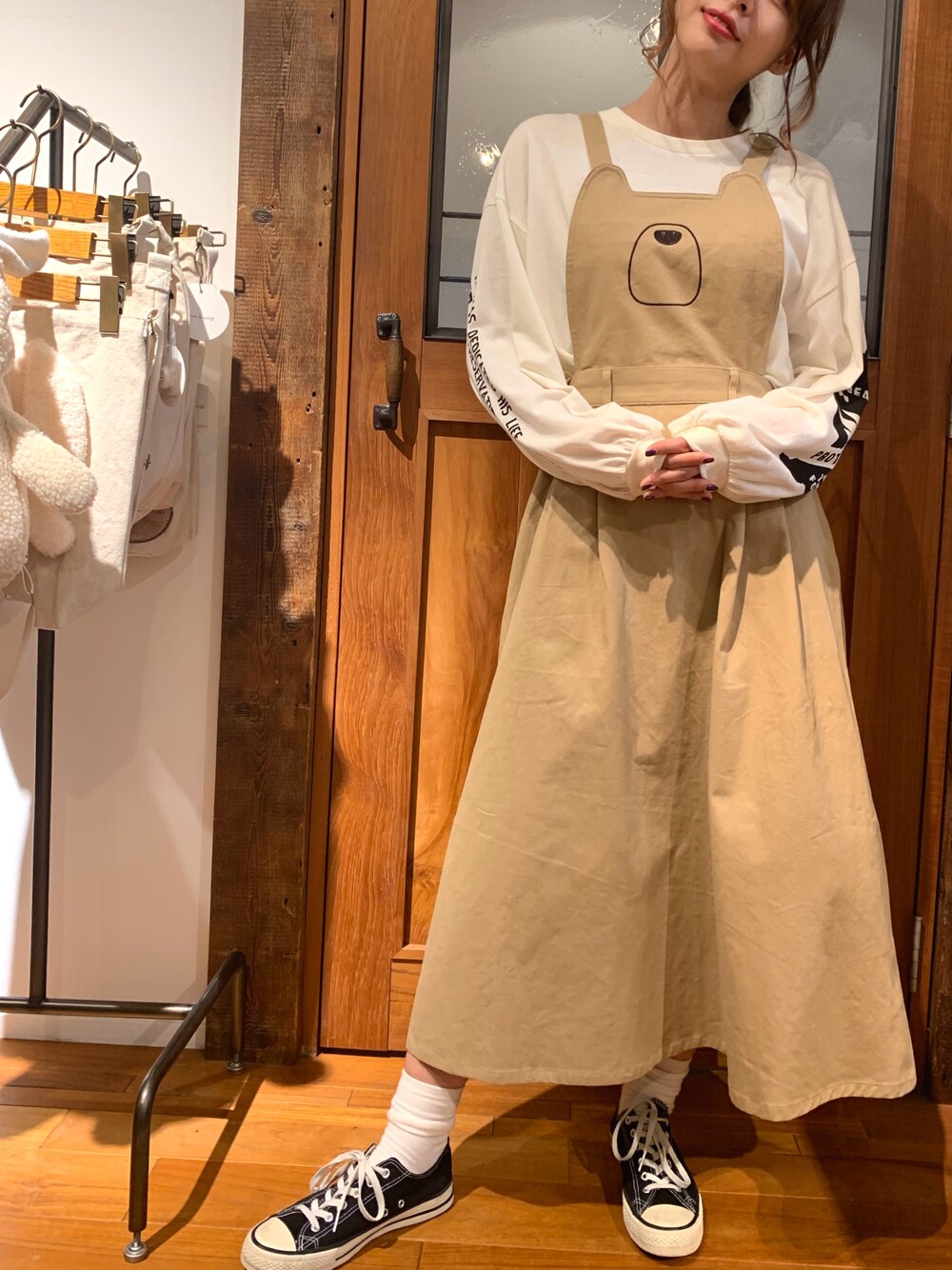 ホワイト系のTシャツ/カットソー、ベージュ系のジャンパースカートを着用したレディースの夏コーディネートの1枚目の写真