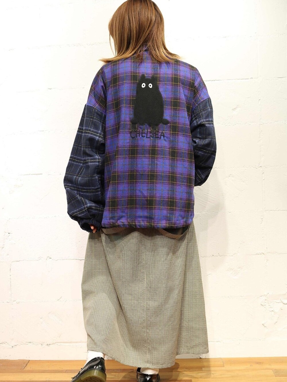「大人カジュアル、秋コーデ、スニーカー、ootd、リベットアンドサージ、rivet & surge、チェック、ネコ、スタッフセンバツ」｜「rivet & surgeの千鳥格子くまポケットサスペンダー付きスカート（スカート、ベージュ系）」を使った、MARI(E)さん（レディース・158cm）の秋コーディネートの1枚目の写真