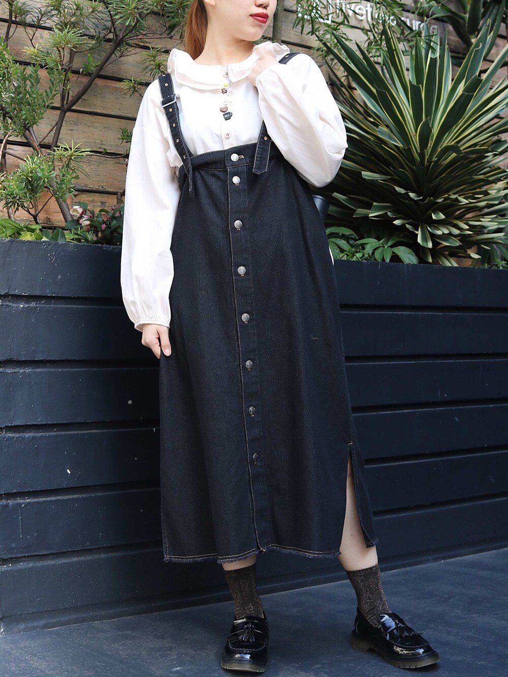 「おしゃれさんと繋がりたい、休日スタイル、春コーデ、デニム、リベットアンドサージ、rivet & surge、オトナカジュアル、目玉焼き、食べ物モチーフ、多ボタン」｜「rivet & surgeのアイテム（デニムスカート、ブルー系）」を使った、MARI(E)さん（レディース・158cm）の冬コーディネートの1枚目の写真