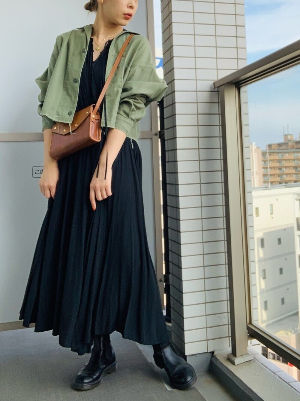 「大人カジュアル、雨の日コーデ、カーキ、ワンピース、ブーツ、マーチン、サテンワンピース、ショルダーバッグ、ミニタリー」｜「AMERICAN RAG CIEのAMERICAN RAG CIE ミリタリーワイドブルゾン（ミリタリージャケット、グリーン系）」を使った、ca0liiiiさん（レディース・166cm）の春コーディネートの1枚目の写真