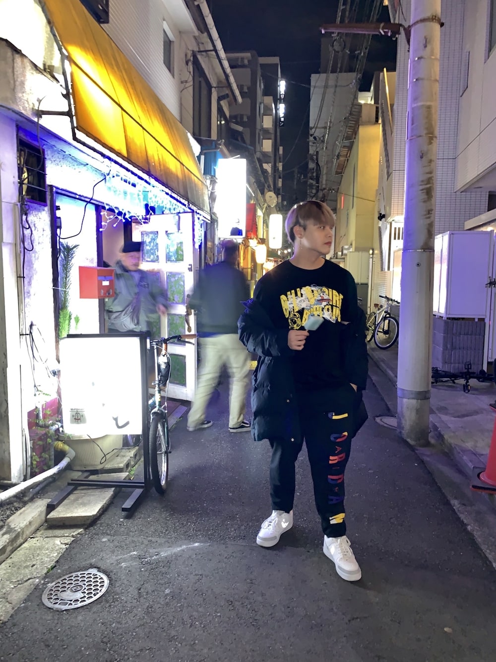 ホワイト系のTシャツ/カットソー、ブルー系のその他アウター、ブラック系のその他パンツを着用したメンズの冬コーディネートの1枚目の写真