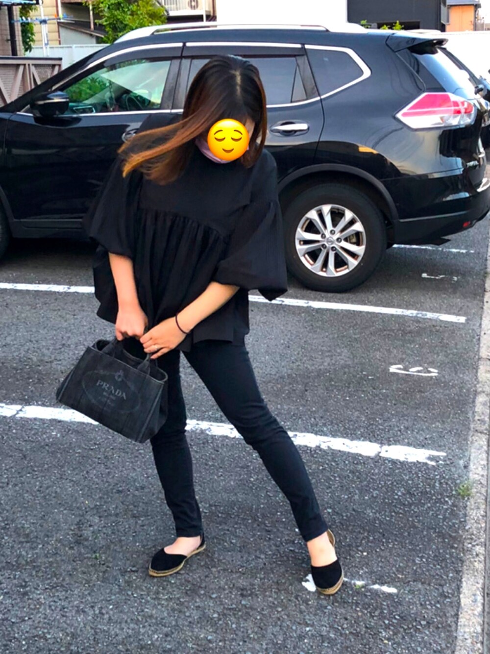 ブラック系のシャツ/ブラウス、ブラック系のパンツ、ブラック系のサンダルを着用したレディースの春コーディネートの1枚目の写真