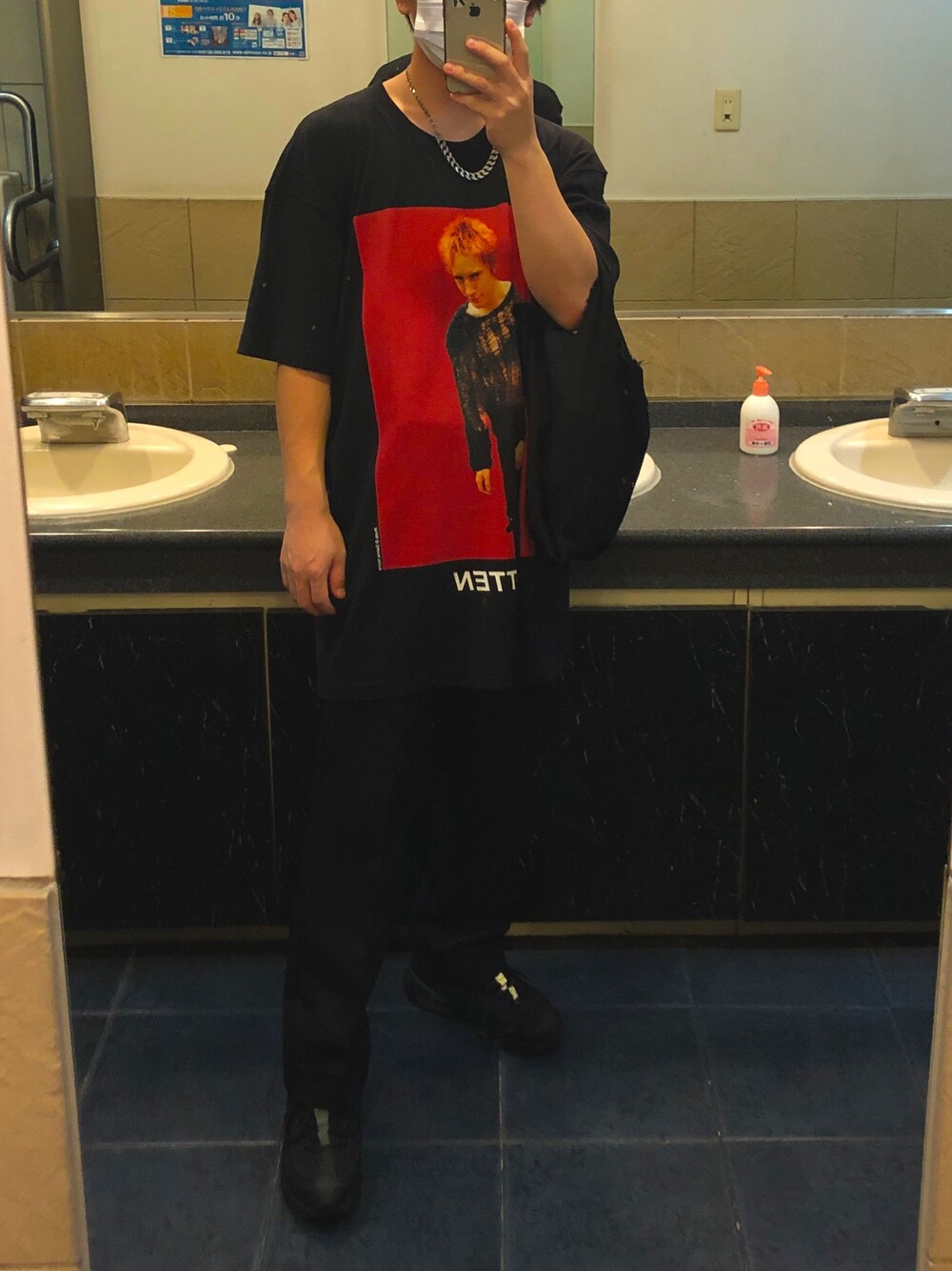 「ラブアンドピース2020、お洒落さんとつながりたい、NIKE、ビックシルエット」｜「KIDILLのアイテム（Tシャツ/カットソー、ブラック系）」を使った、記録さん（メンズ・164cm）の秋コーディネートの1枚目の写真