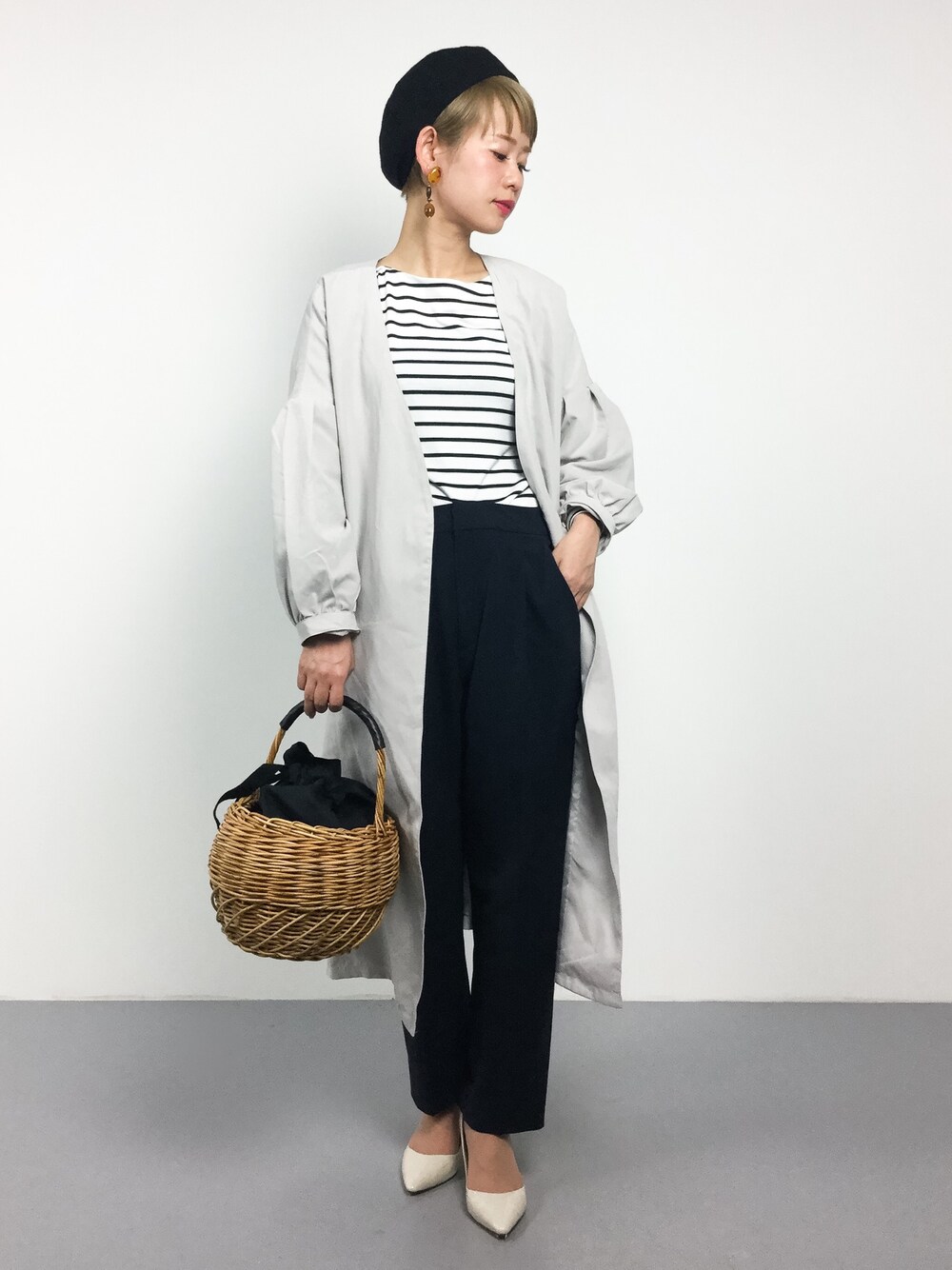 「テーパードパンツ、パンプス、トレンチコート、ボーダートップス、パンツスタイル、かごバッグ、春コーデ、低身長、オトナカジュアル、ママファッション」｜「ADAM ET ROPE'のフォールドパーツイヤリング②（イヤリング、イエロー系）」を使った、yukiさん（レディース・152cm）の冬コーディネートの1枚目の写真