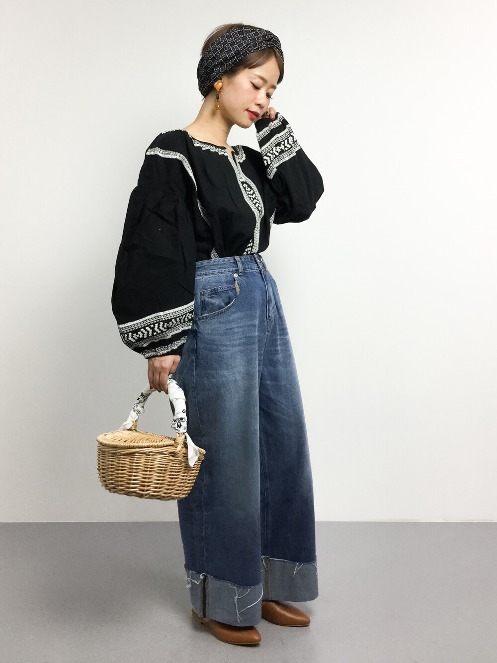 「イヤリング、ヘアバンド、ボヘミアン、スリッポン、かごバッグ、低身長、刺繍ブラウス、オトナカジュアル、ママファッション、ボリューム袖」｜「LOWRYS FARMのロールアップデニムワイドパンツ　749740 （デニムパンツ、ブルー系）」を使った、yukiさん（レディース・152cm）の春コーディネートの1枚目の写真