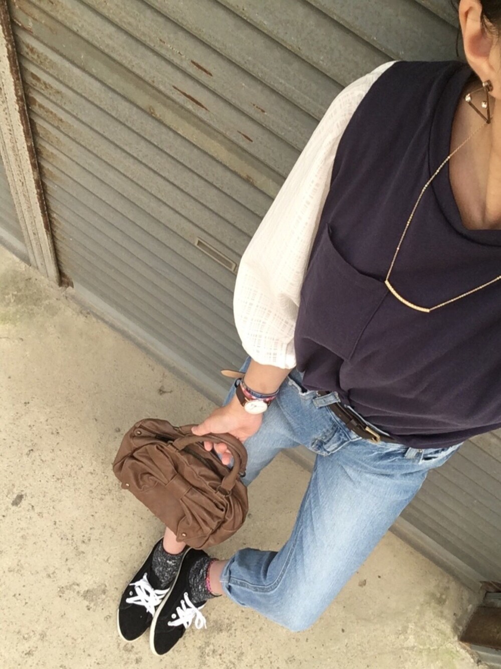 ブルー系のTシャツ/カットソー、ブルー系のデニムパンツ、ブラック系のスニーカーを着用したレディースの春コーディネートの1枚目の写真