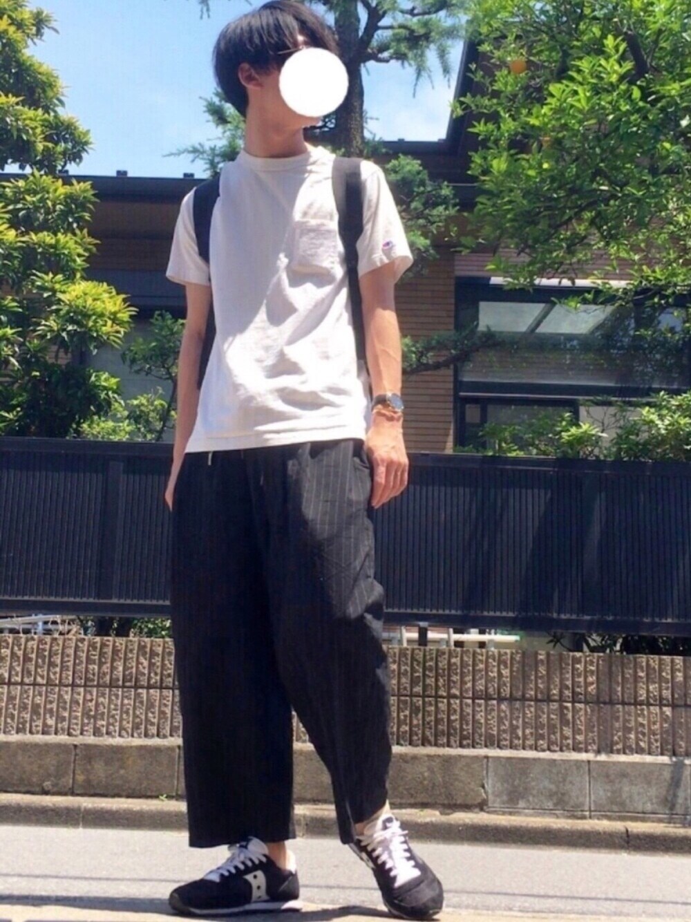 「白Tシャツ、ワイドパンツ、シンプル、スニーカー、黒リュック、Champion、WEGO、saucony、Daniel Wellington、ドラフトウィゴー」｜「ChampionのChampion T1011 JS Exclusive Pocket T-SHIRTS/ チャンピオン ポケTee#（Tシャツ/カットソー、ホワイト系）」を使った、るるさん（メンズ・171cm）の夏コーディネートの1枚目の写真
