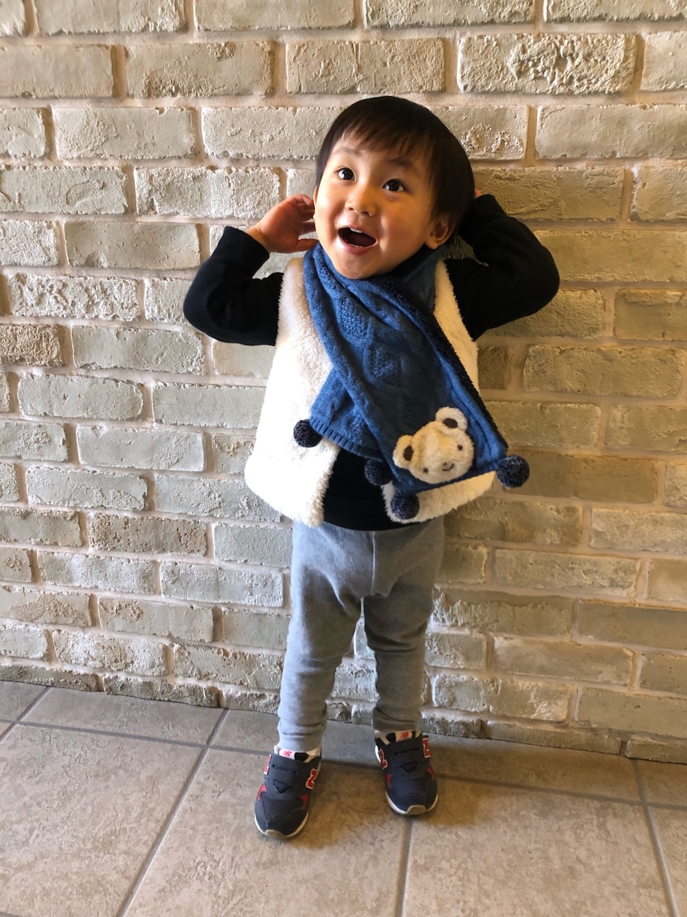 「キッズファッション、休日スタイル、おしゃれさんと繋がりたい、スニーカー、男の子、マフラー、カジュアルコーデ、スキニー」｜「Familiar のアイテム（マフラー、ブルー系）」を使った、rin1114rinさん（キッズ・80cm）の冬コーディネートの1枚目の写真