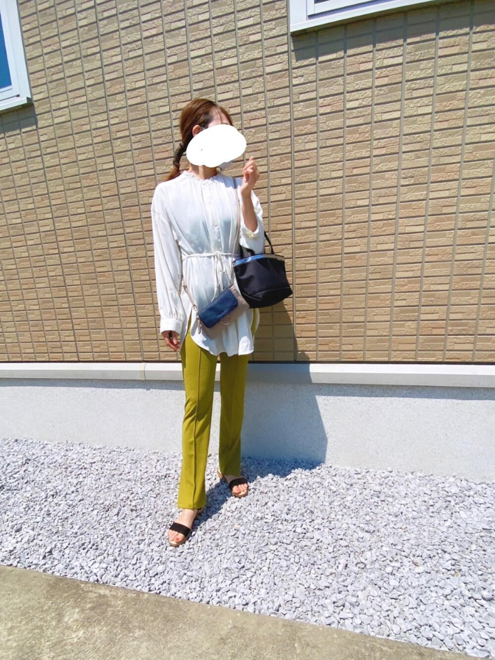 グリーン系のパンツ、ブラック系のサンダル、ベージュ系の財布/小物を着用したレディースの夏コーディネートの1枚目の写真