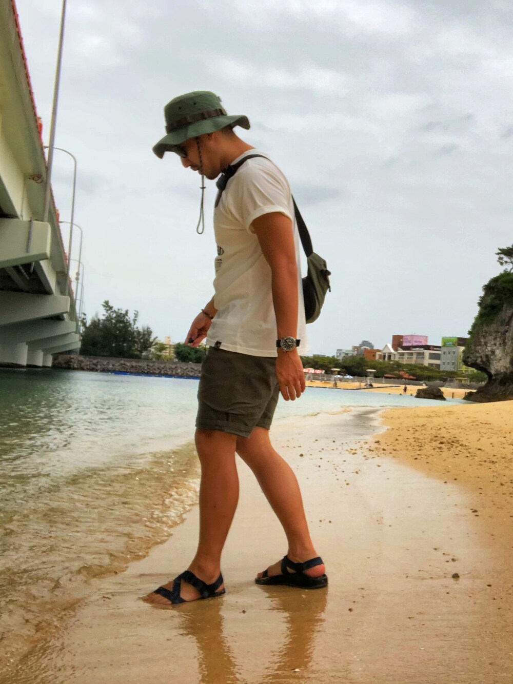 「POLeR OUTDOOR STAFF、go slow caravan、chaco、kiu」｜「go slow caravanのアイテム（カーゴパンツ、グリーン系）」を使った、Alexchenさん（メンズ・173cm）の春コーディネートの1枚目の写真